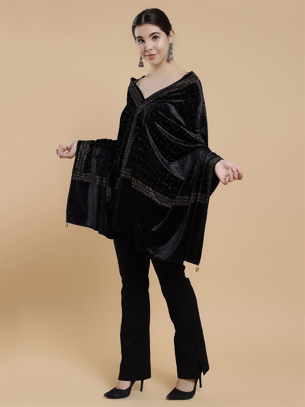 black-embellished-velvet-stole-mchsvd1611bk-moda-chales-2