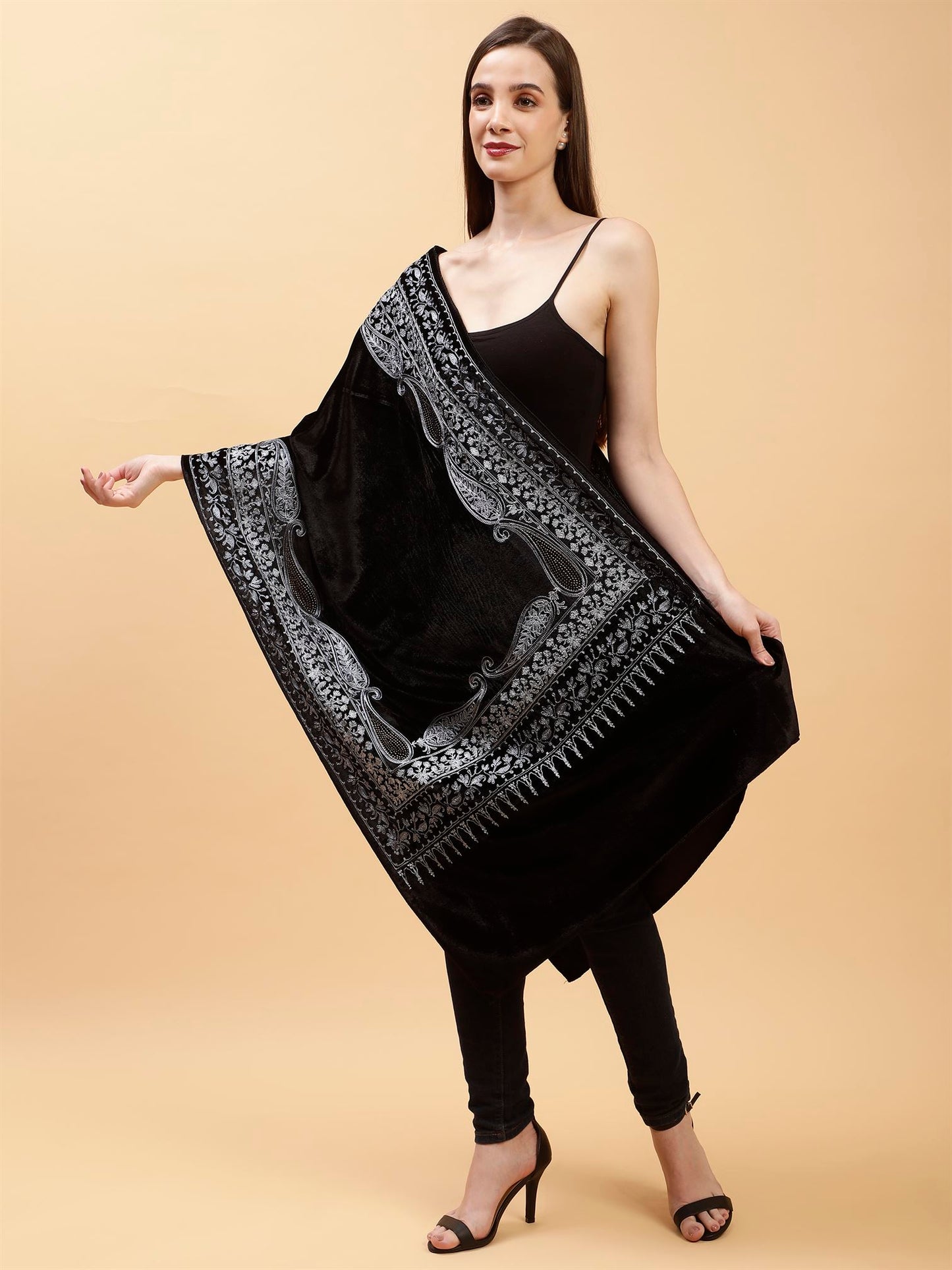 black-embroidered-velvet-shawl-mchsvd1641-moda-chales-5
