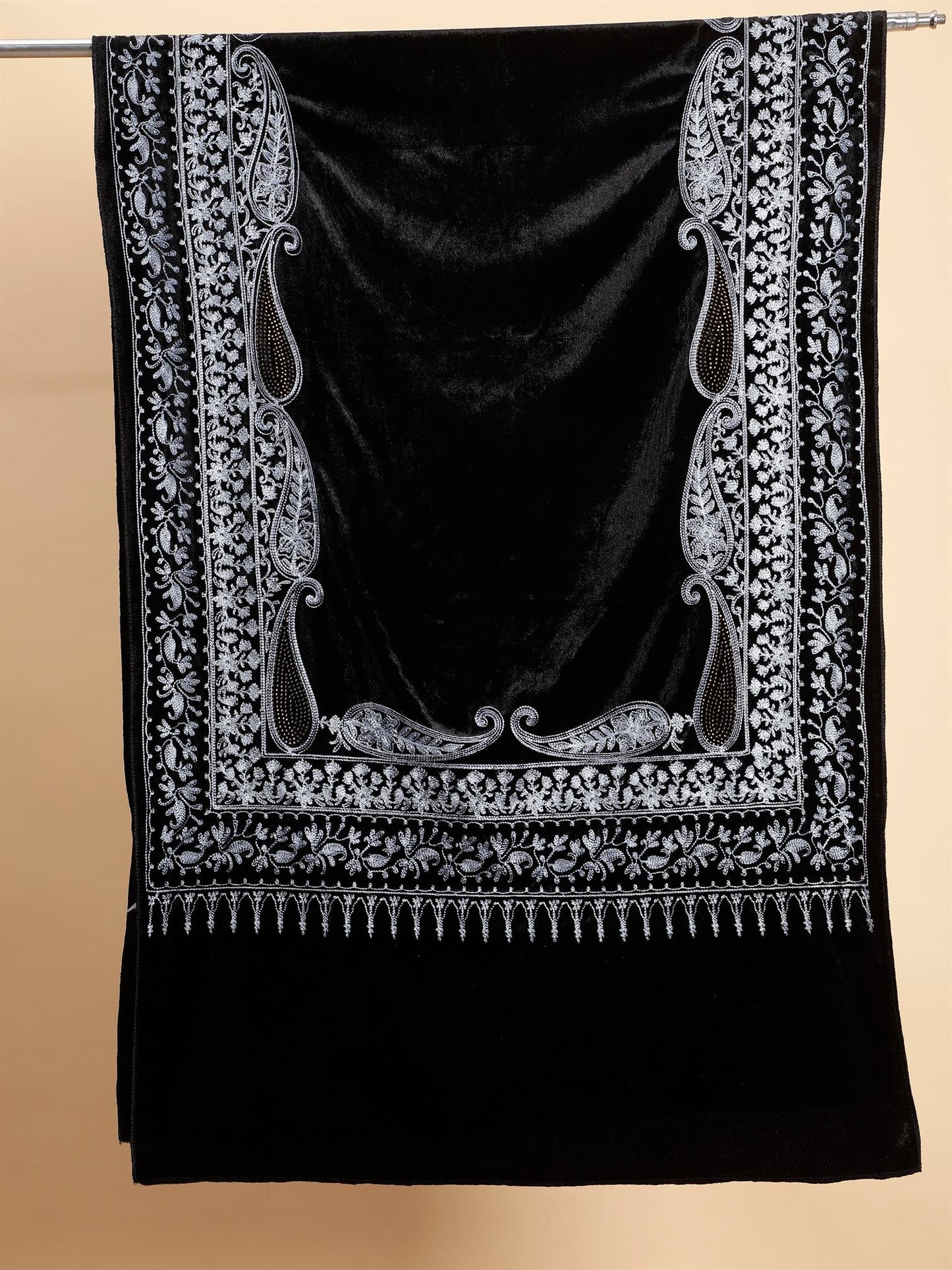 black-embroidered-velvet-shawl-mchsvd1641-moda-chales-6