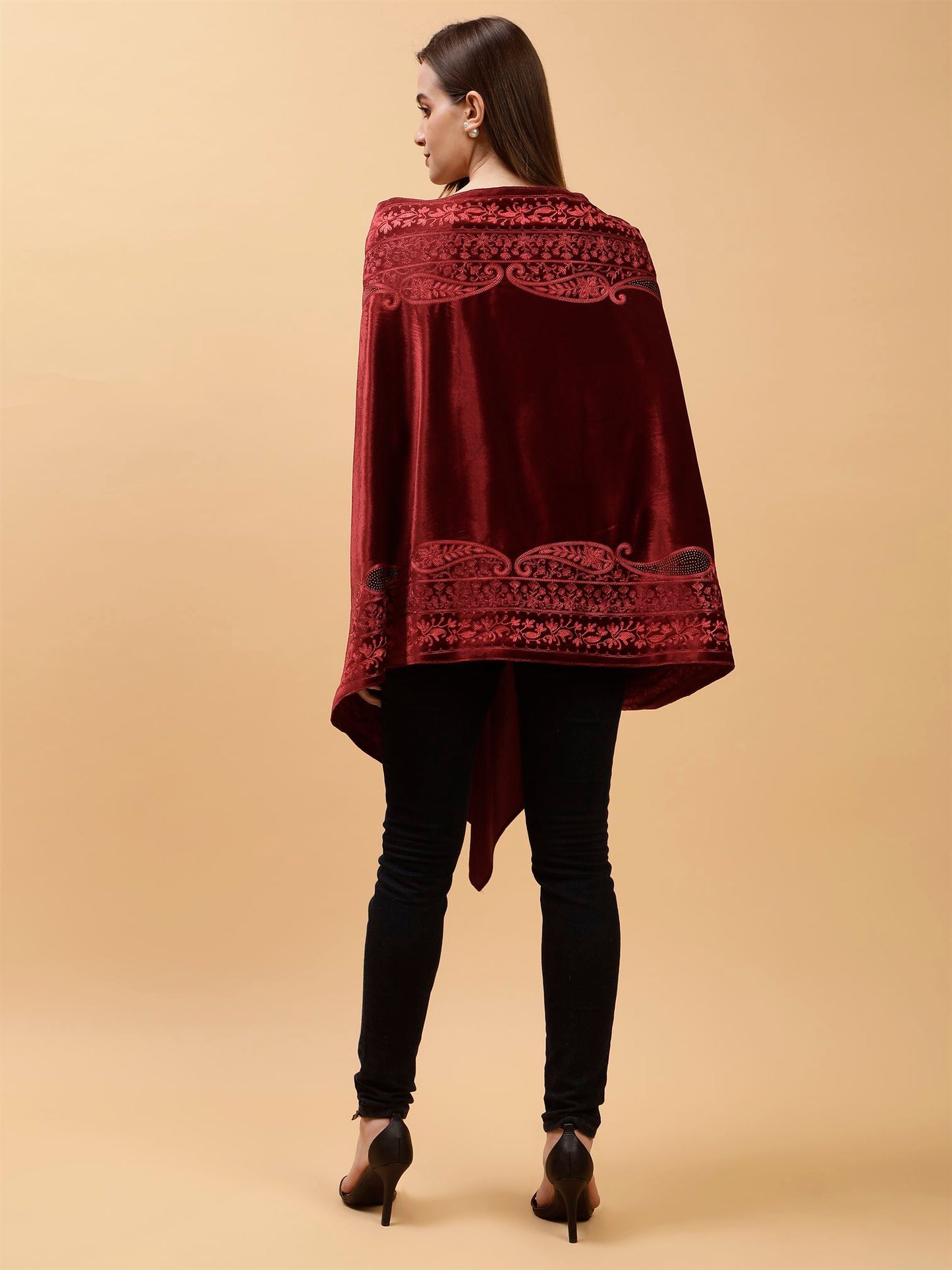 maroon-embroidered-velvet-shawl-mchsvd1645-moda-chales-5