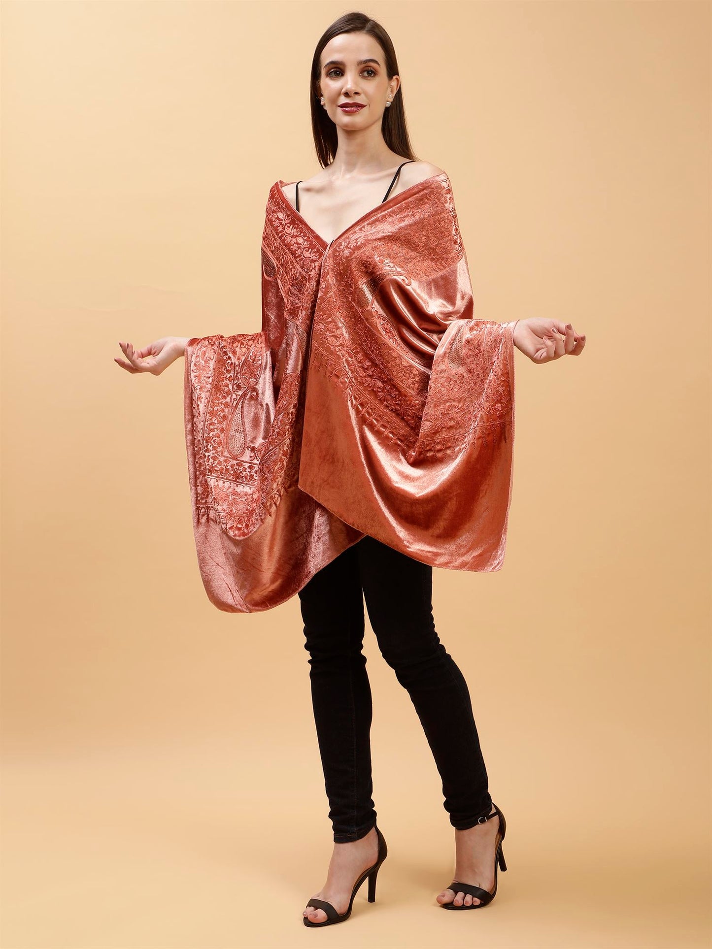 peach-embroidered-velvet-shawl-mchsvd1648-moda-chales-4