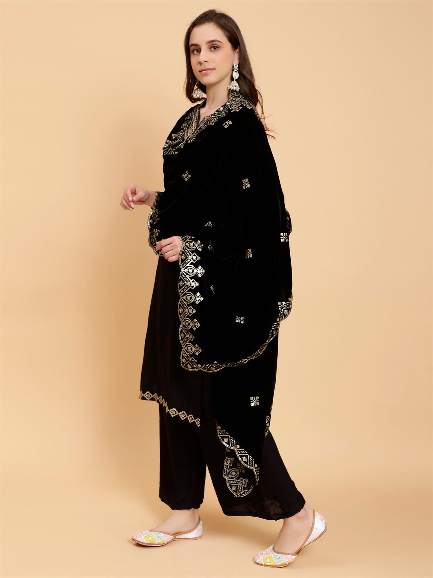 black-embellished-velvet-dupatta-mcrcvd7201-moda-chales-4