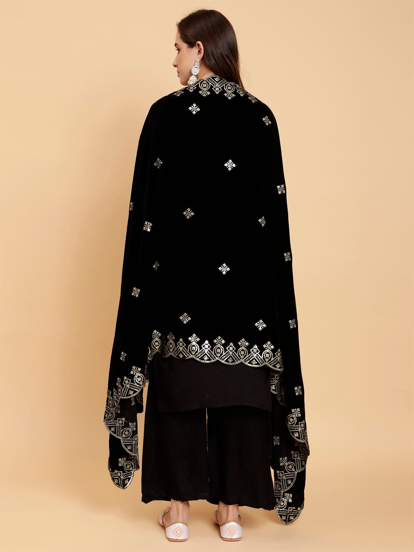 black-embellished-velvet-dupatta-mcrcvd7201-moda-chales-6