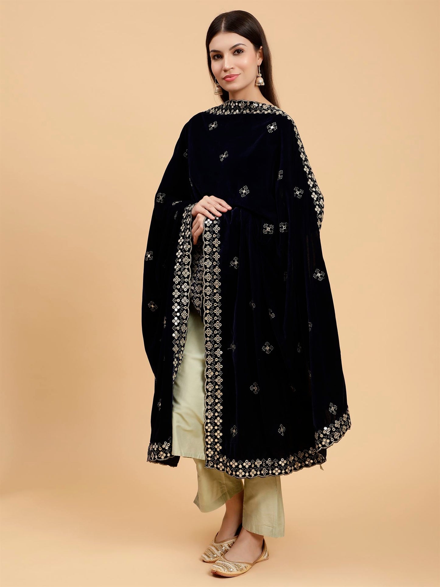black-embellished-velvet-dupatta-mcrcvd7266-moda-chales-4