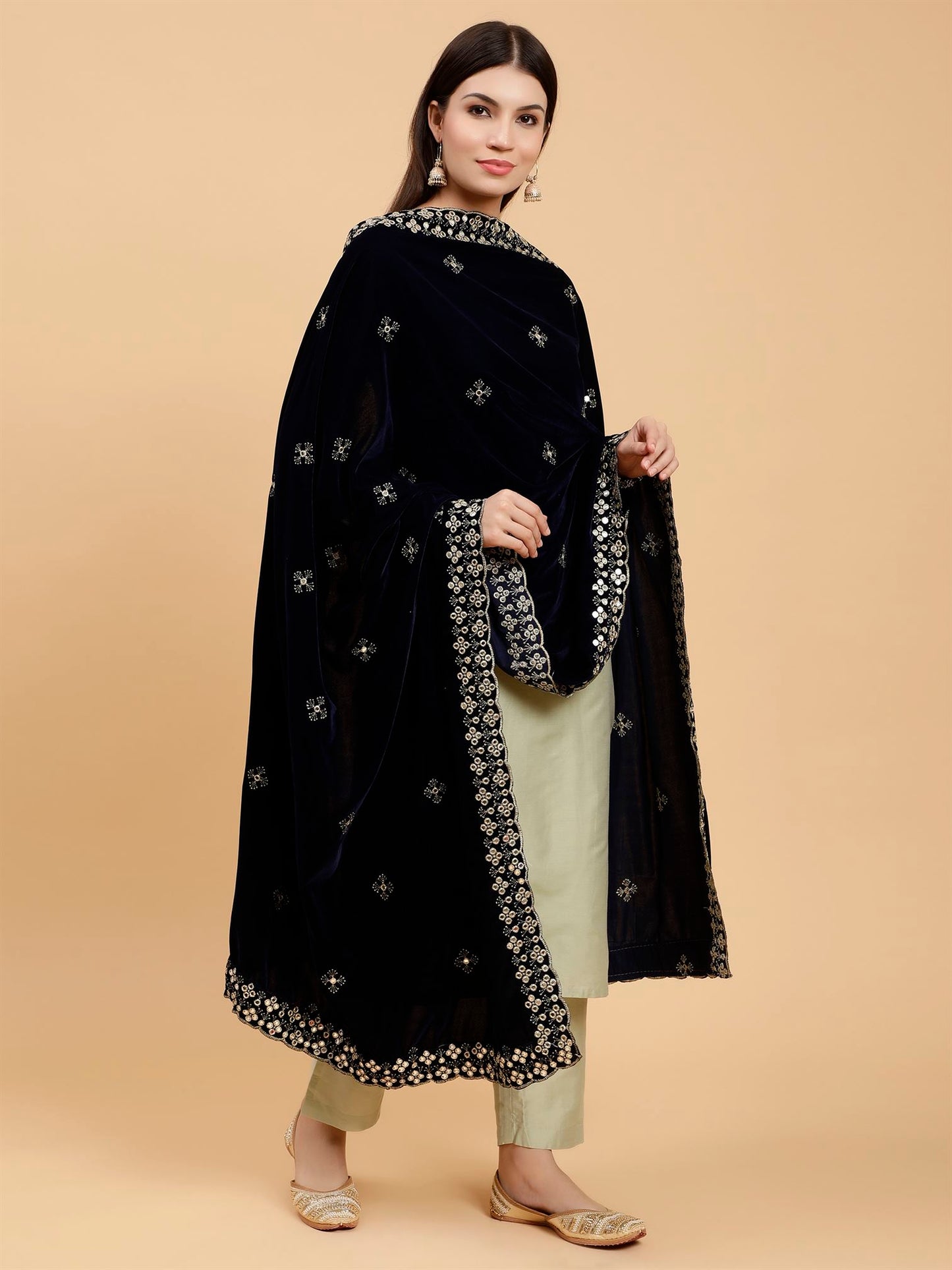 black-embellished-velvet-dupatta-mcrcvd7266-moda-chales-5