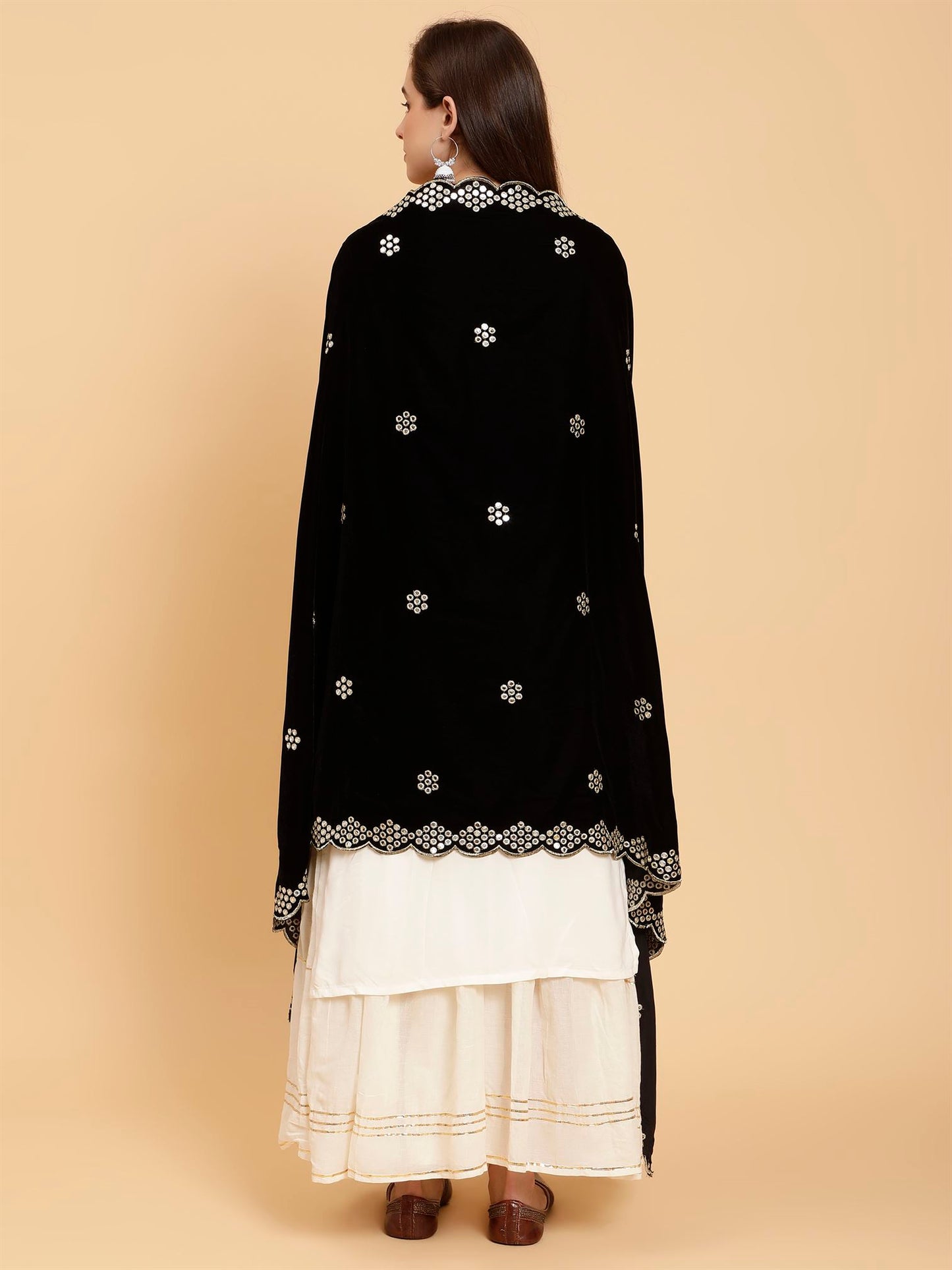 black-embellished-velvet-dupatta-mcrcvd7351-moda-chales-6