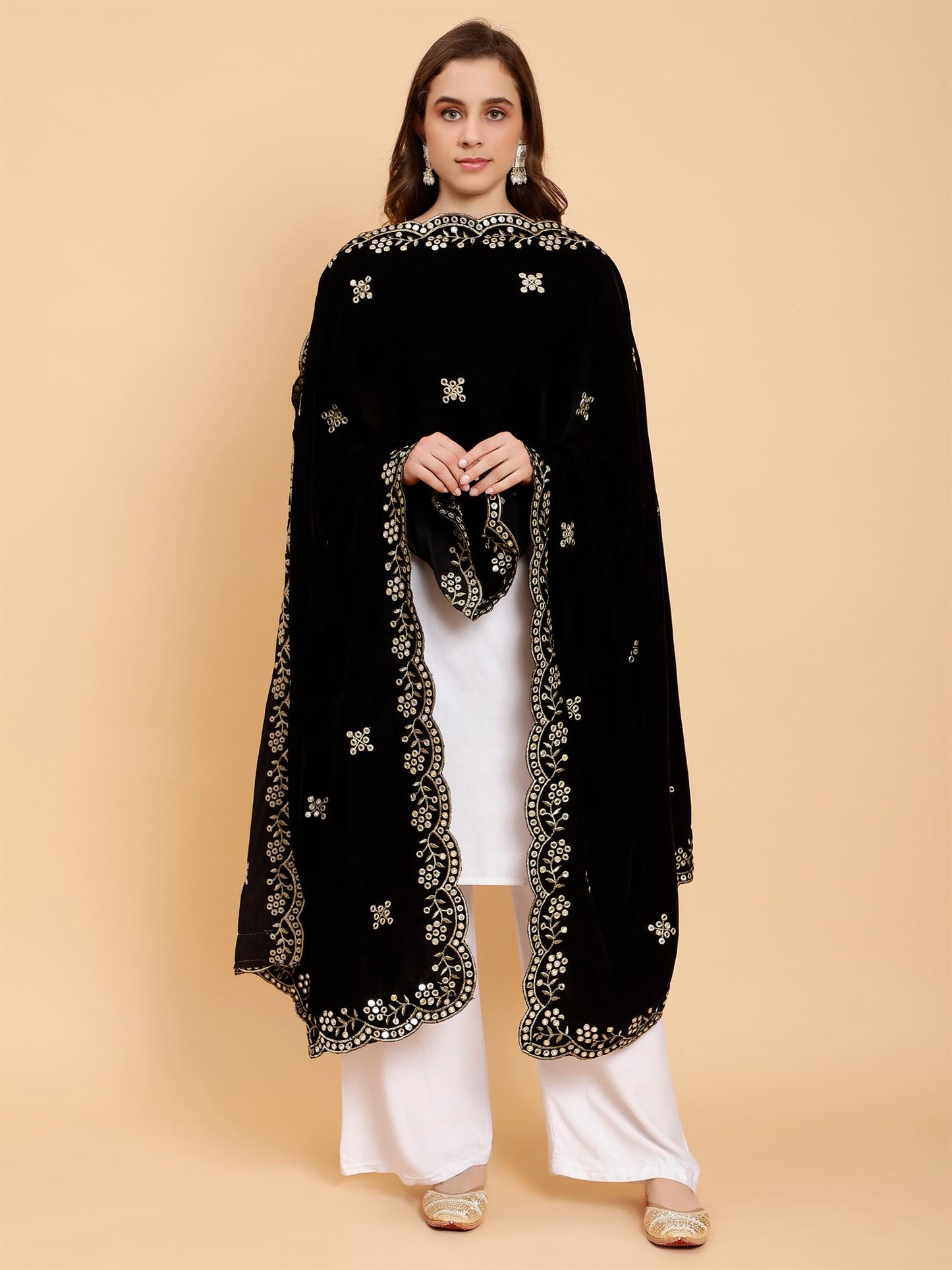 black-embellished-velvet-dupatta-mcrcvd7371-moda-chales-2
