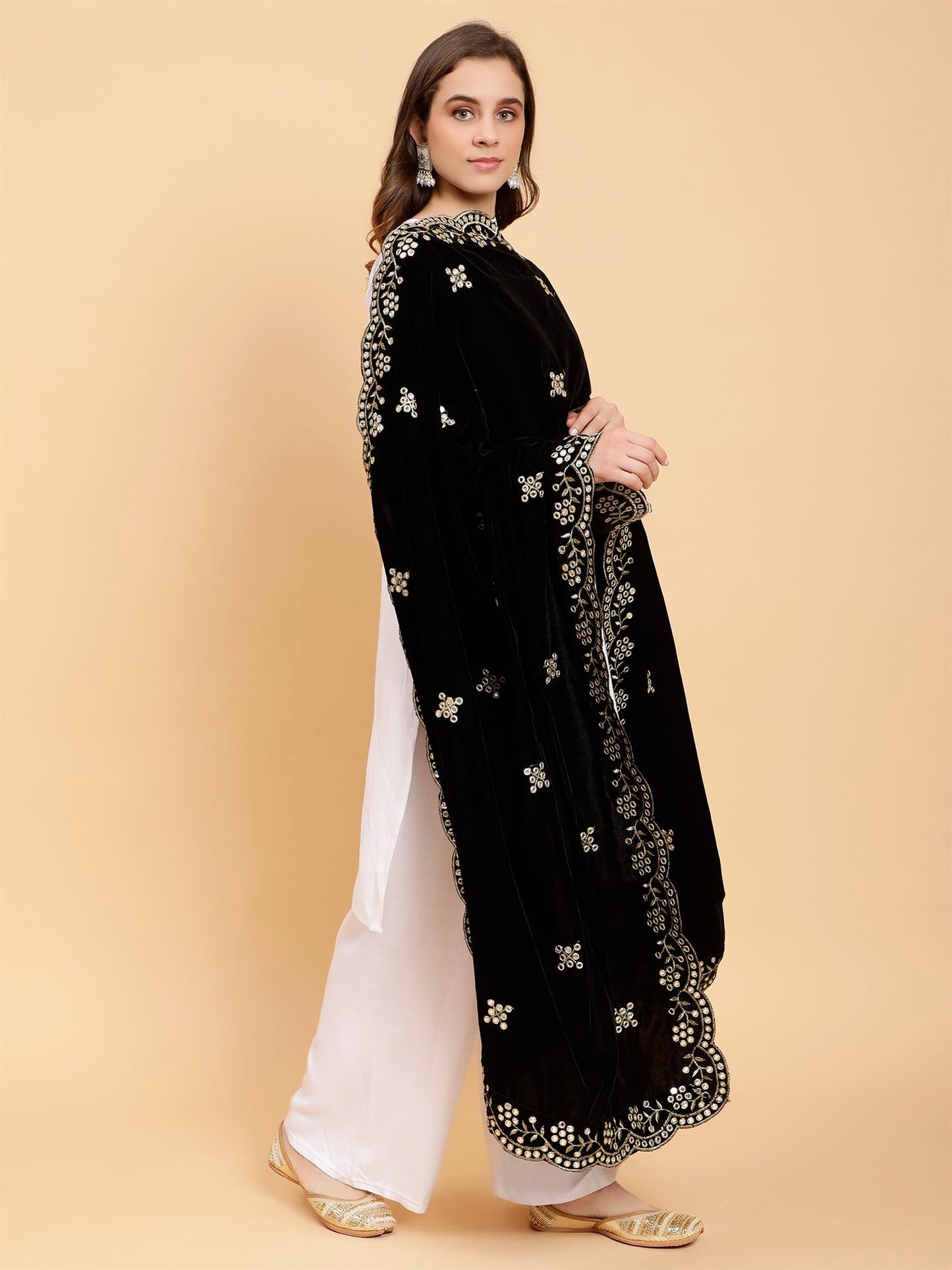 black-embellished-velvet-dupatta-mcrcvd7371-moda-chales-3