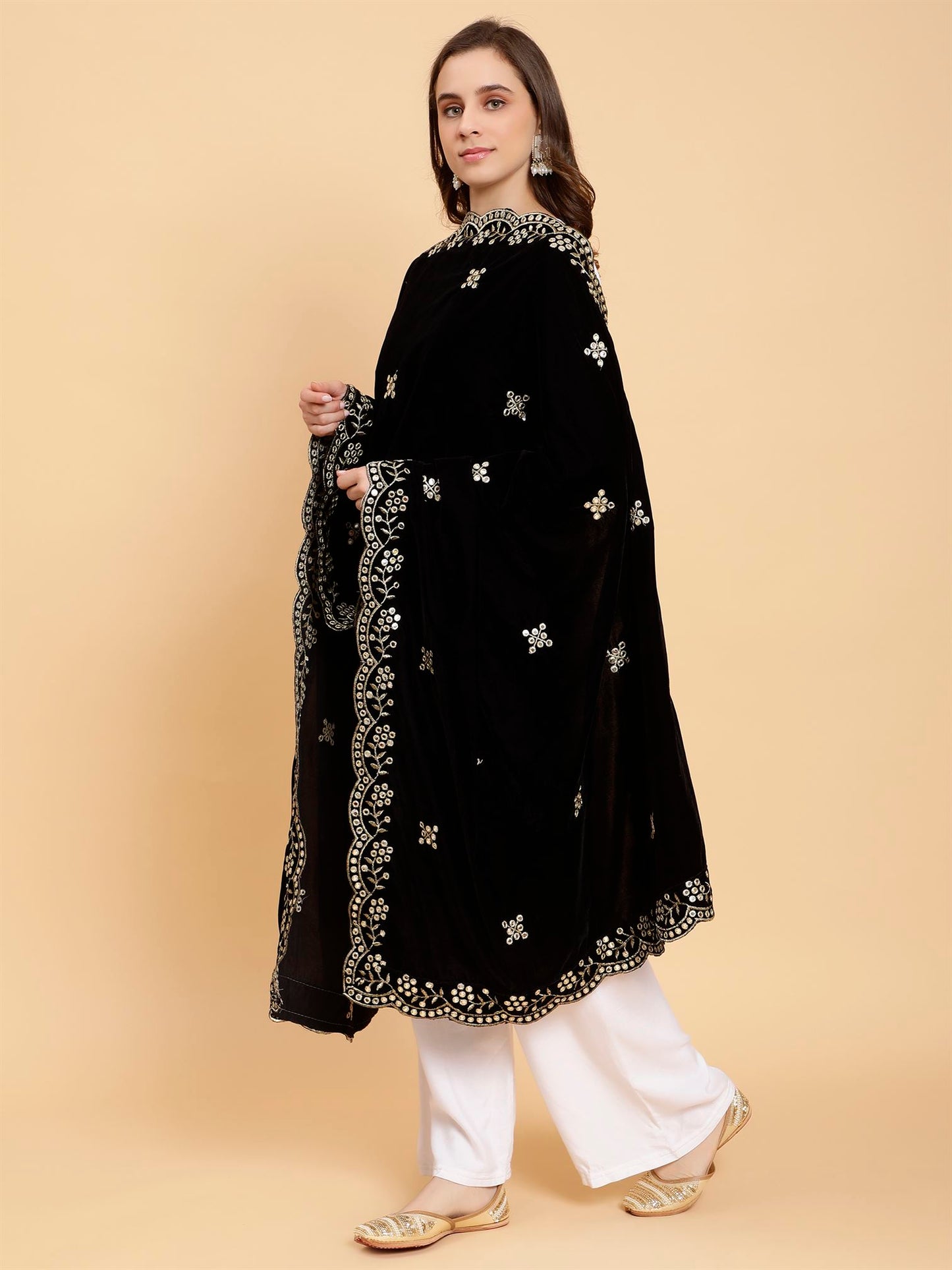 black-embellished-velvet-dupatta-mcrcvd7371-moda-chales-4