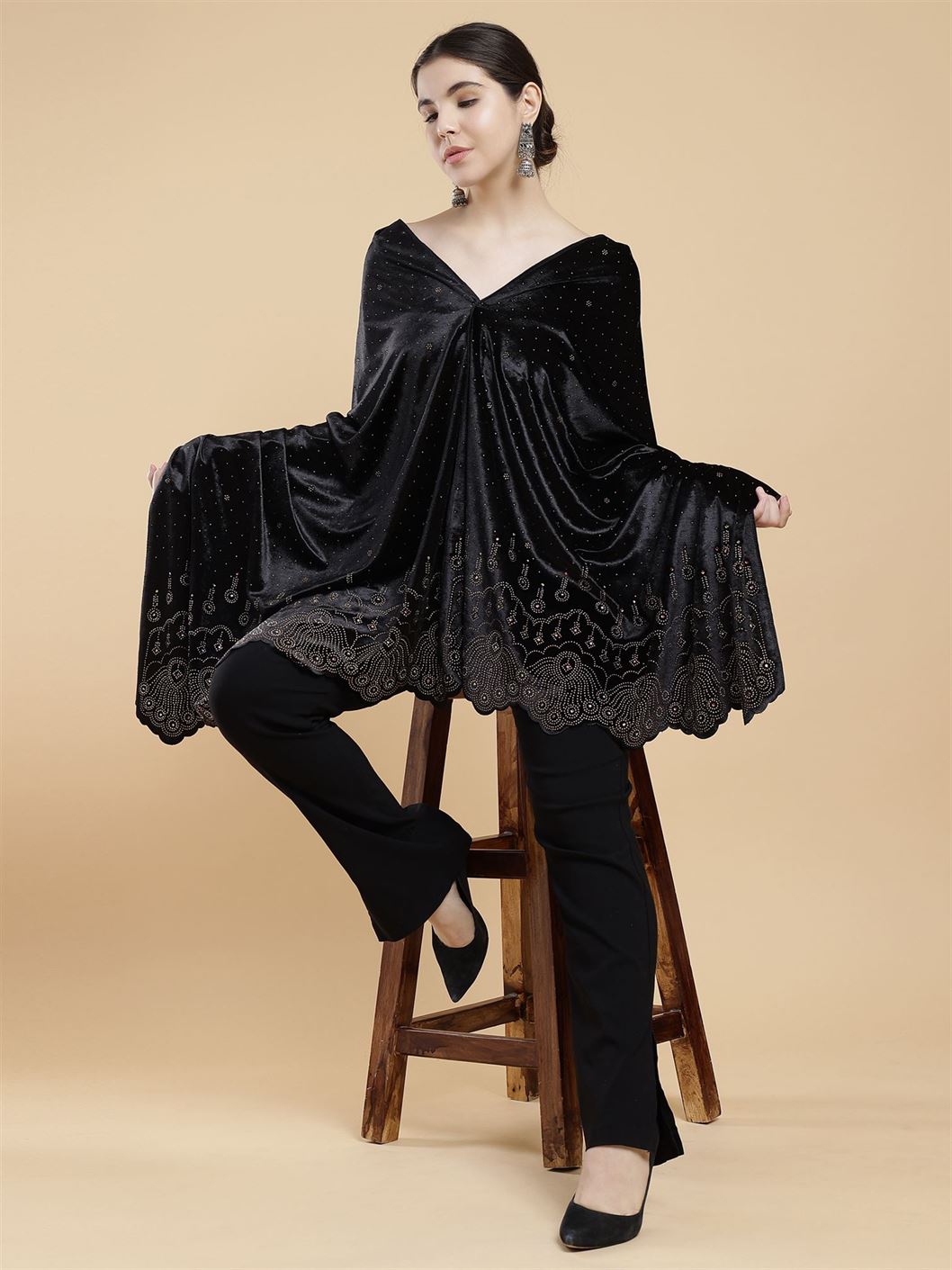black-embellished-velvet-stole-mchsvd1606bk-moda-chales-1
