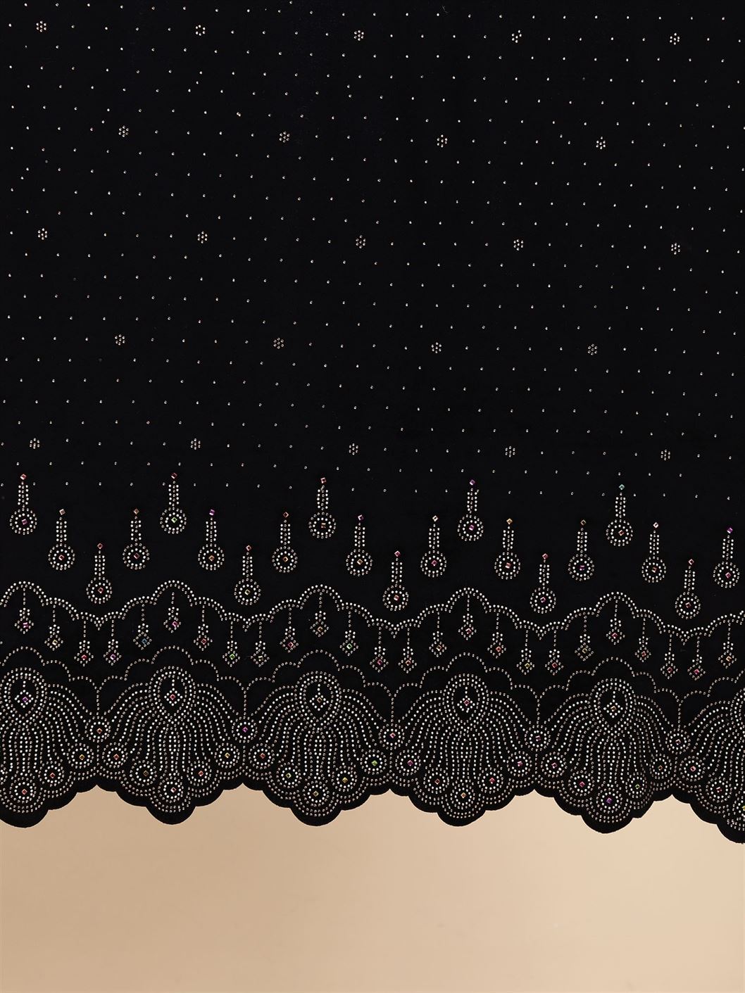 black-embellished-velvet-stole-mchsvd1606bk-moda-chales-5