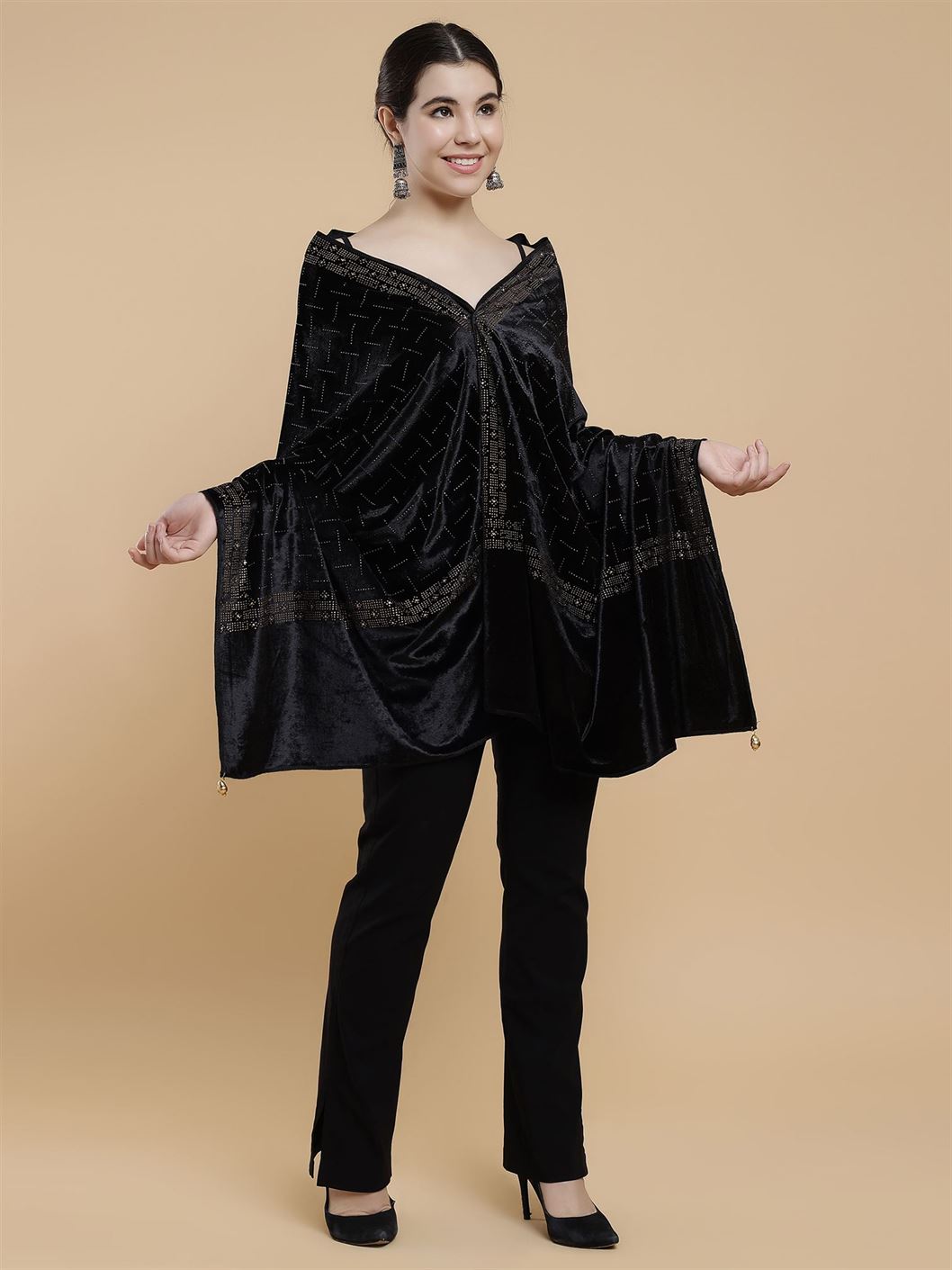 black-embellished-velvet-stole-mchsvd1611bk-moda-chales-3