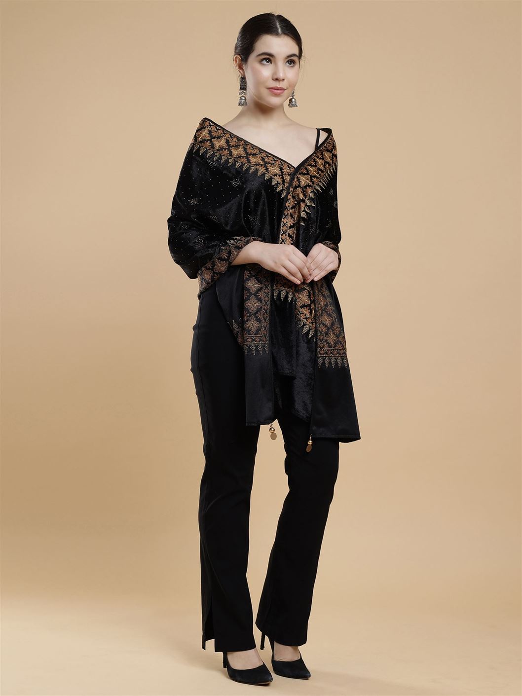 black-embellished-velvet-stole-mchsvd1613bk-moda-chales-3