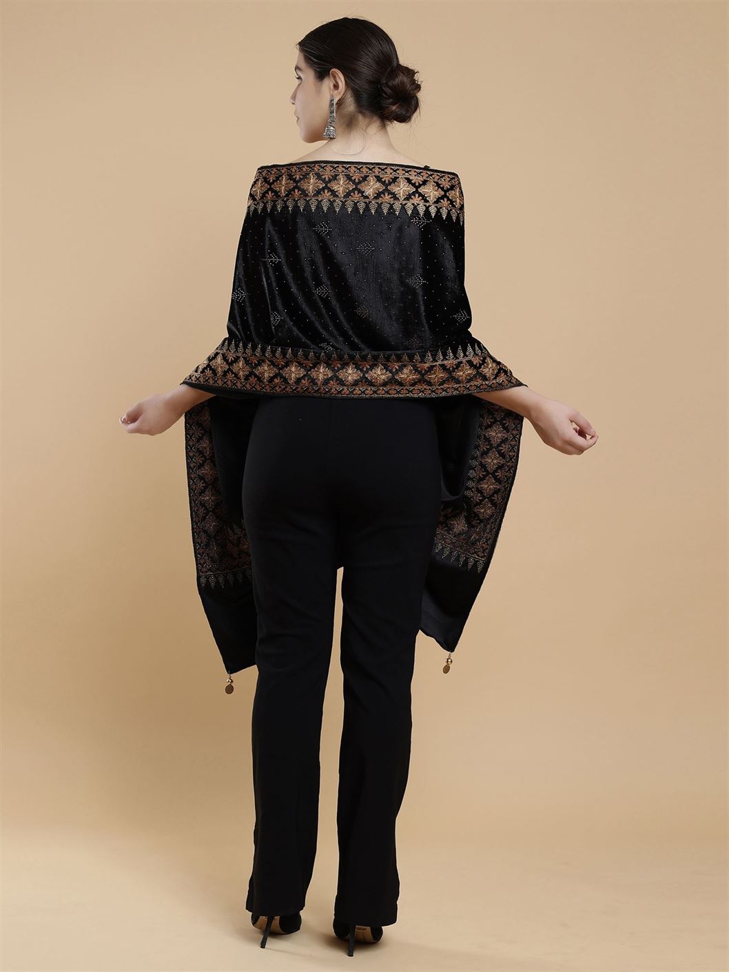 black-embellished-velvet-stole-mchsvd1613bk-moda-chales-4