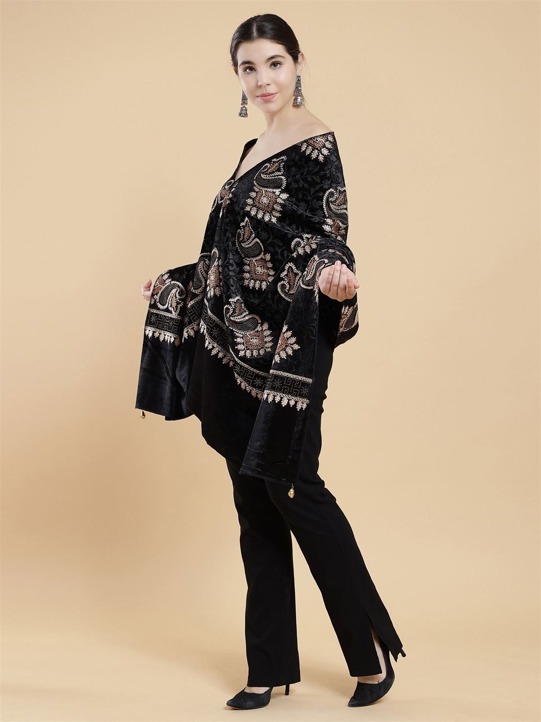 black-embellished-velvet-stole-mchsvd1614bk-moda-chales-3