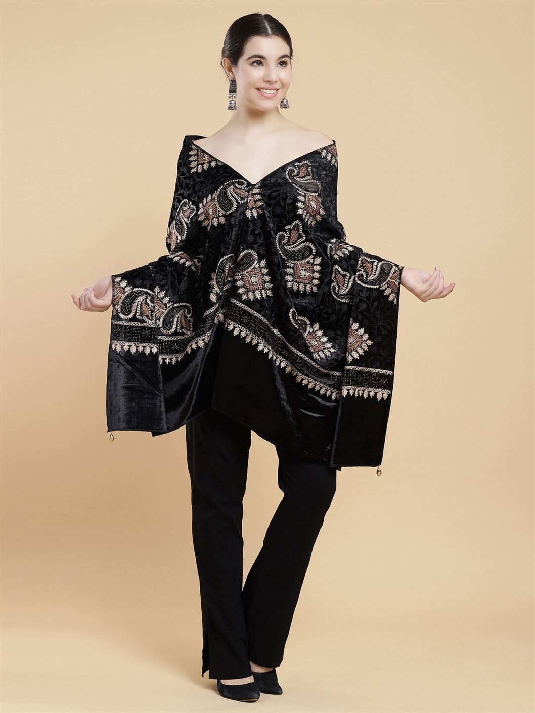 black-embellished-velvet-stole-mchsvd1614bk-moda-chales-4