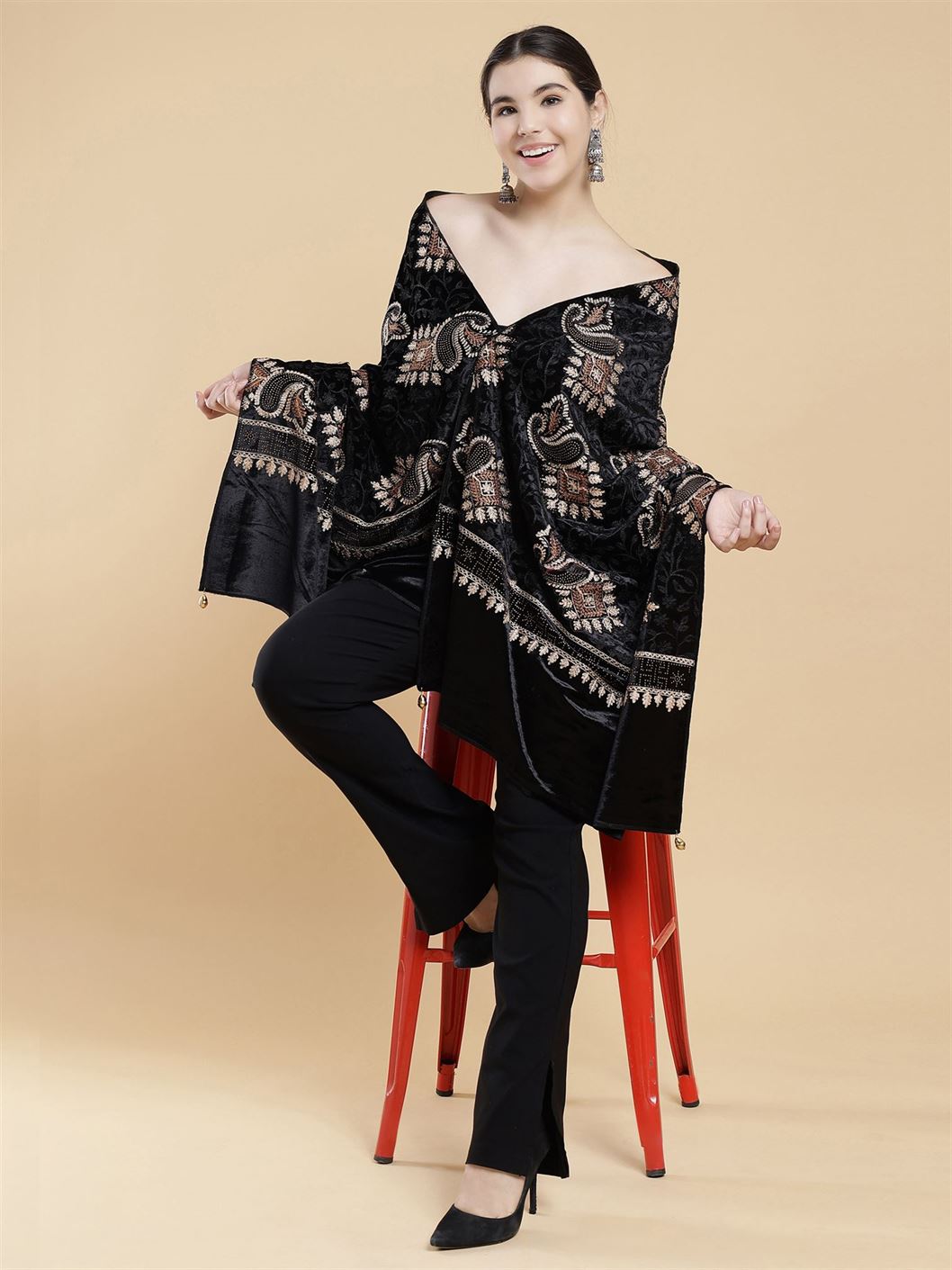 black-embellished-velvet-stole-mchsvd1614bk-moda-chales-1