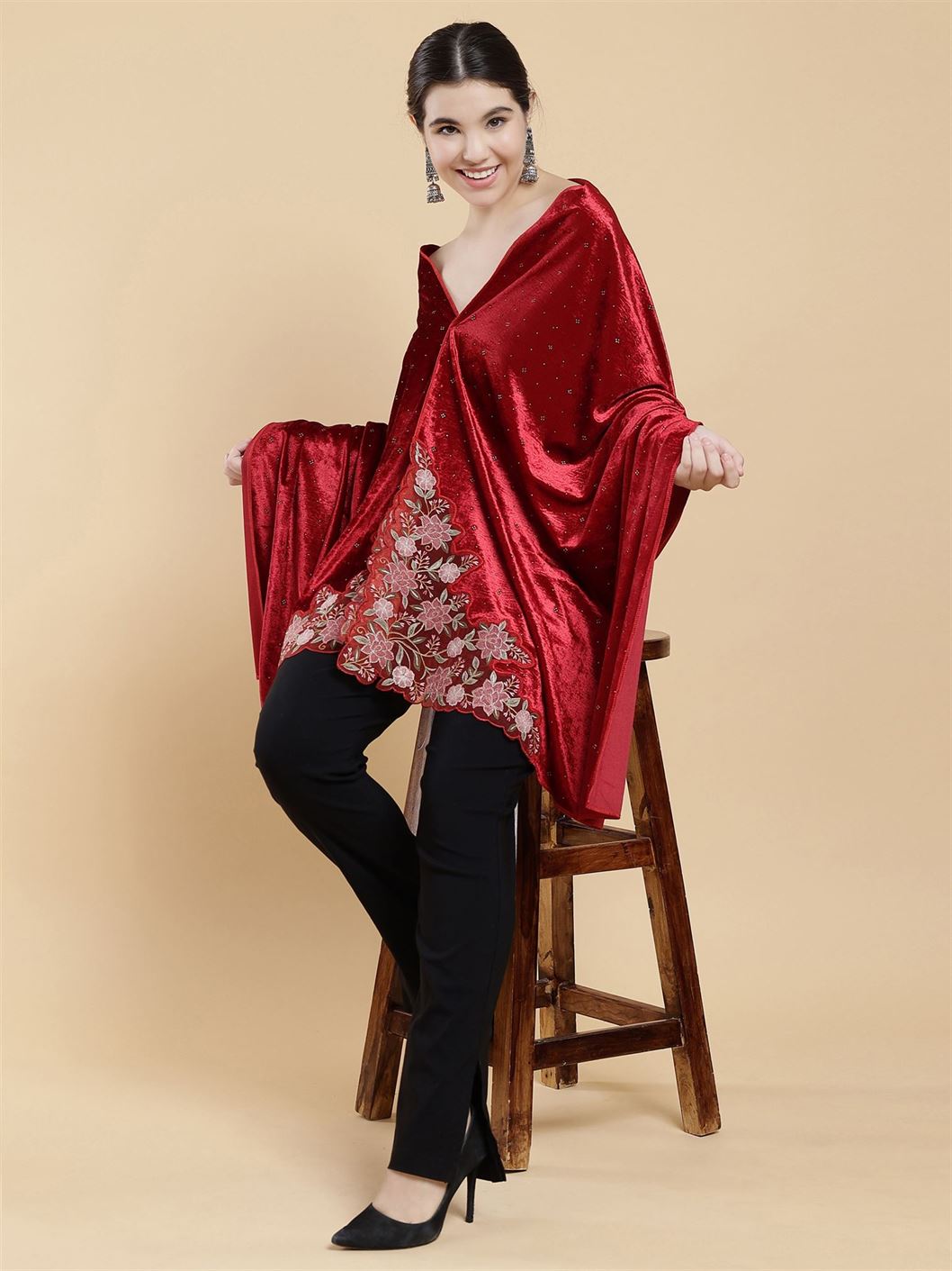 red-embellished-velvet-stole-mchsvd1624r-moda-chales-1