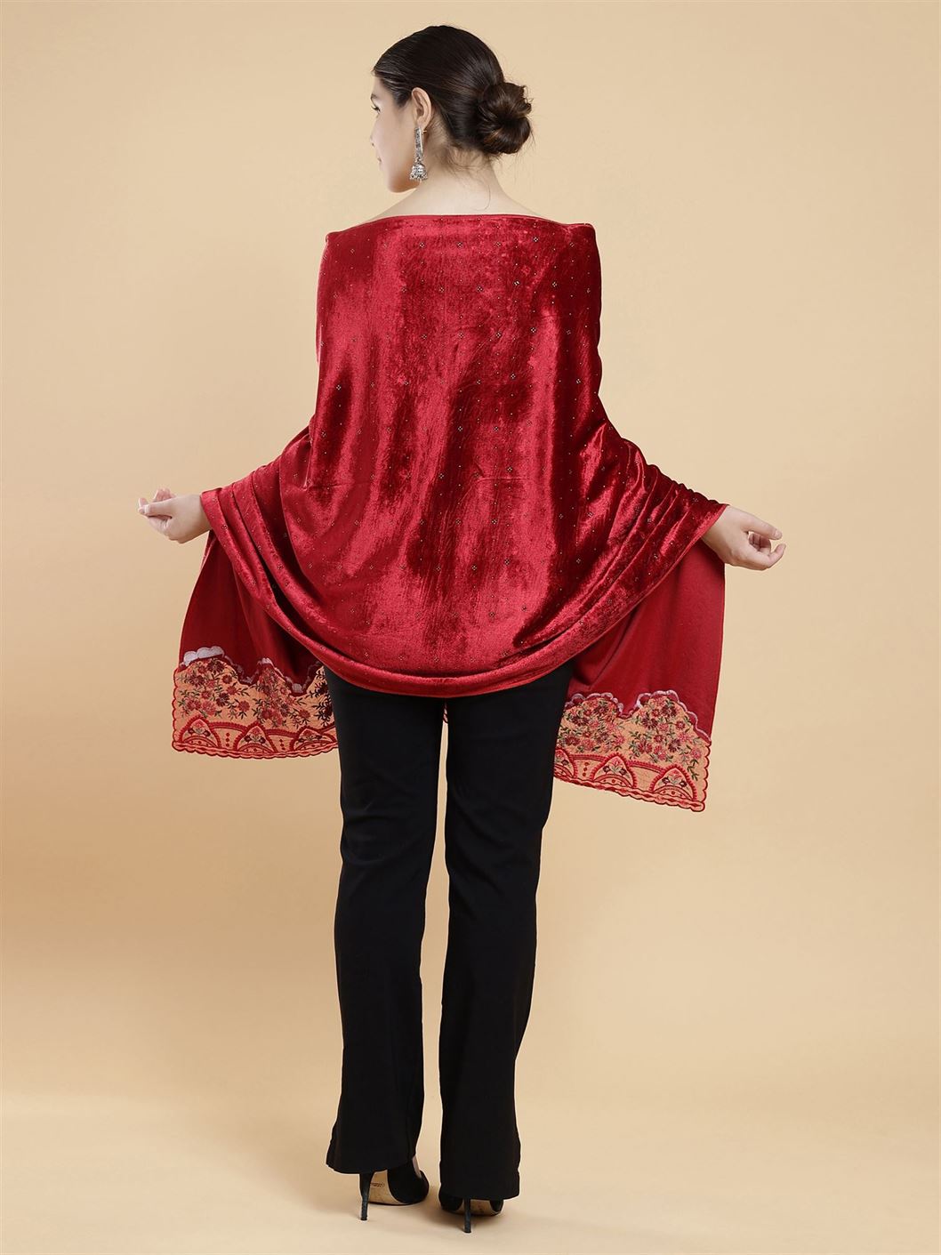 red-embellished-velvet-stole-mchsvd1630r-moda-chales-5