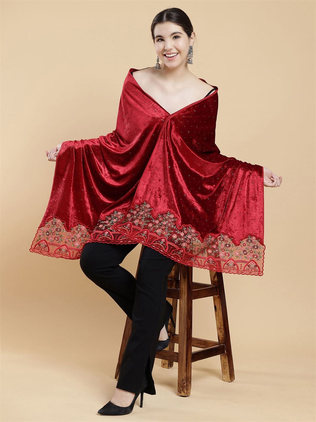 red-embellished-velvet-stole-mchsvd1630r-moda-chales-1