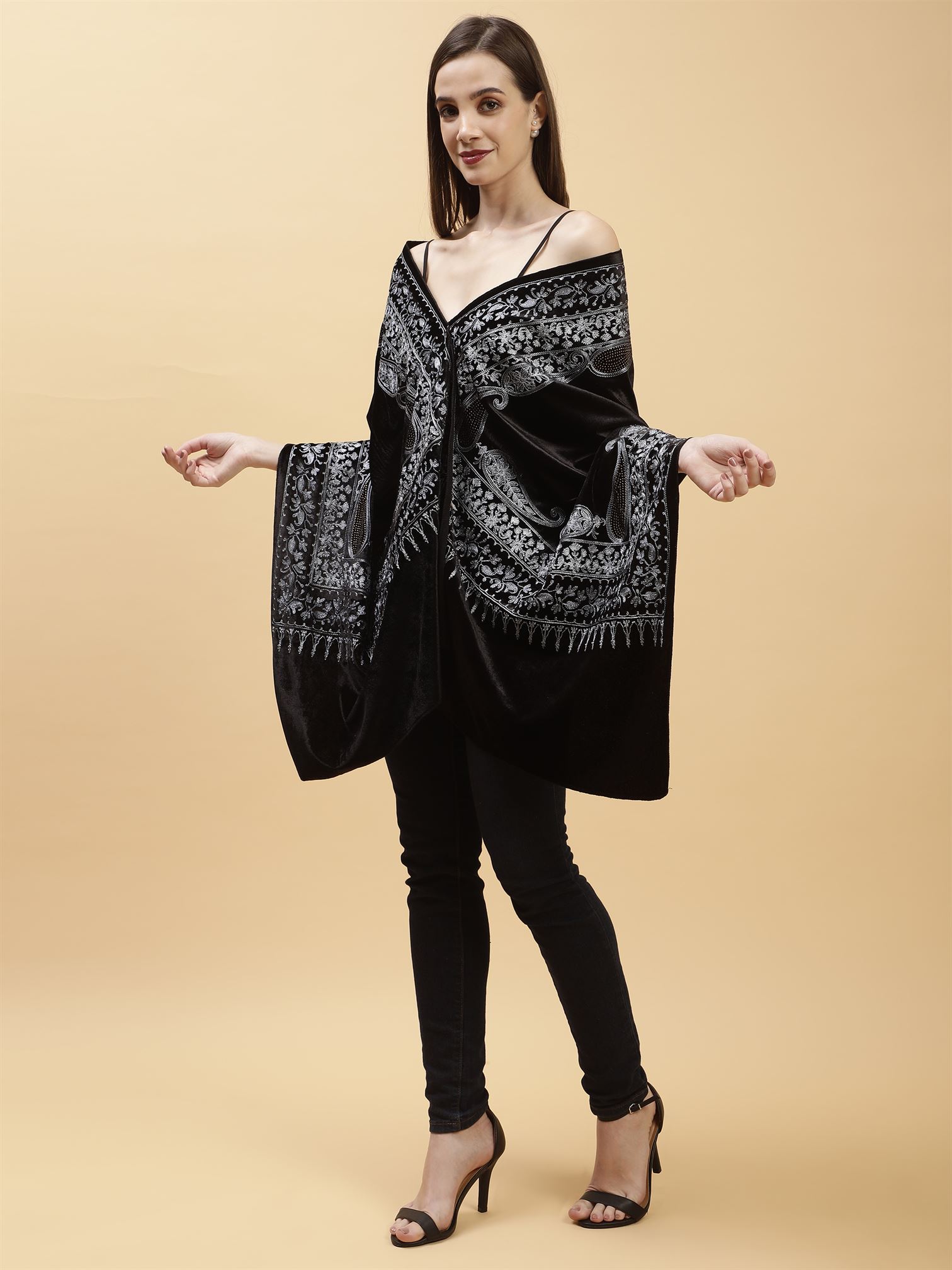 black-embroidered-velvet-shawl-mchsvd1641-moda-chales-2