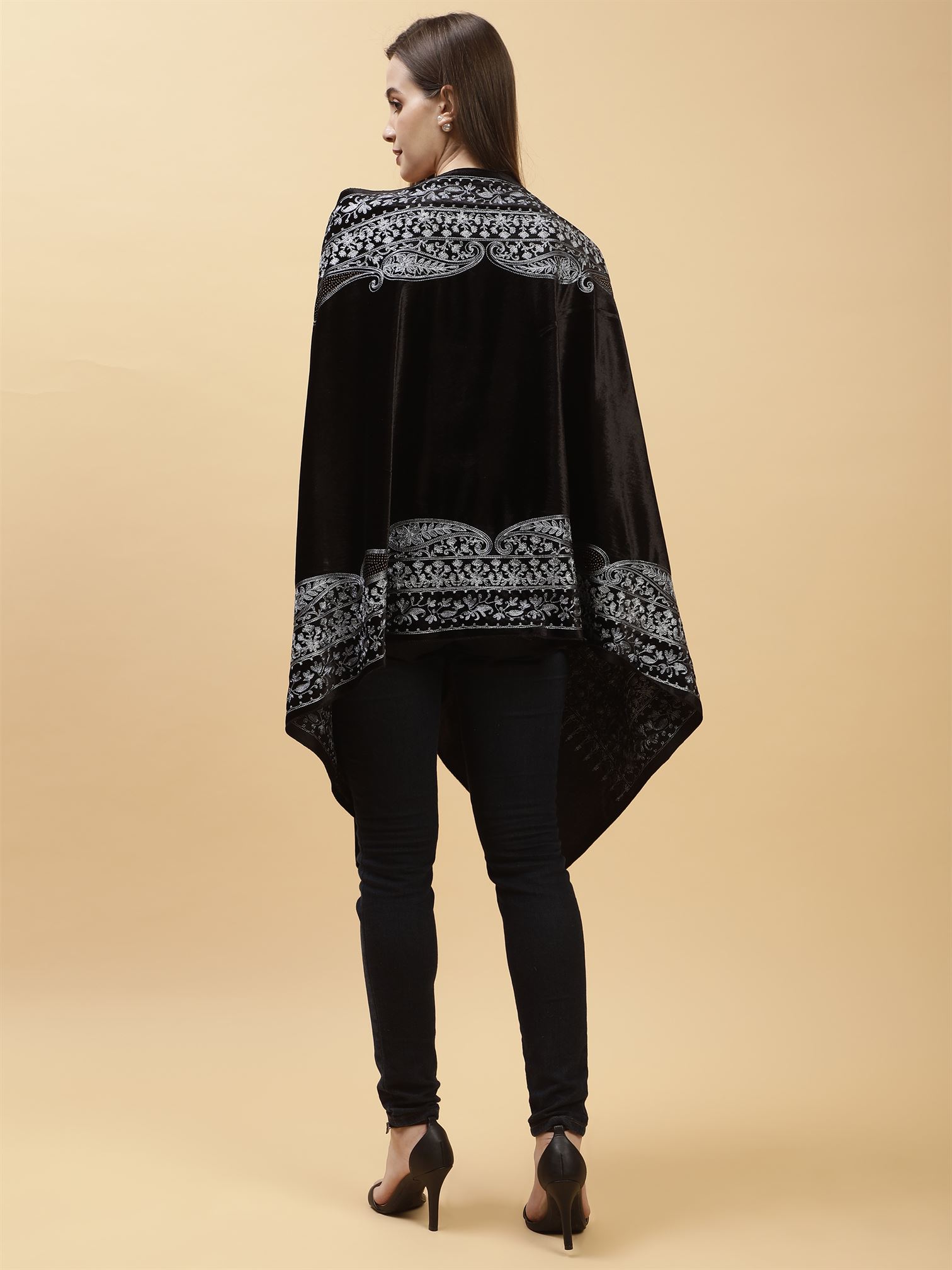black-embroidered-velvet-shawl-mchsvd1641-moda-chales-3
