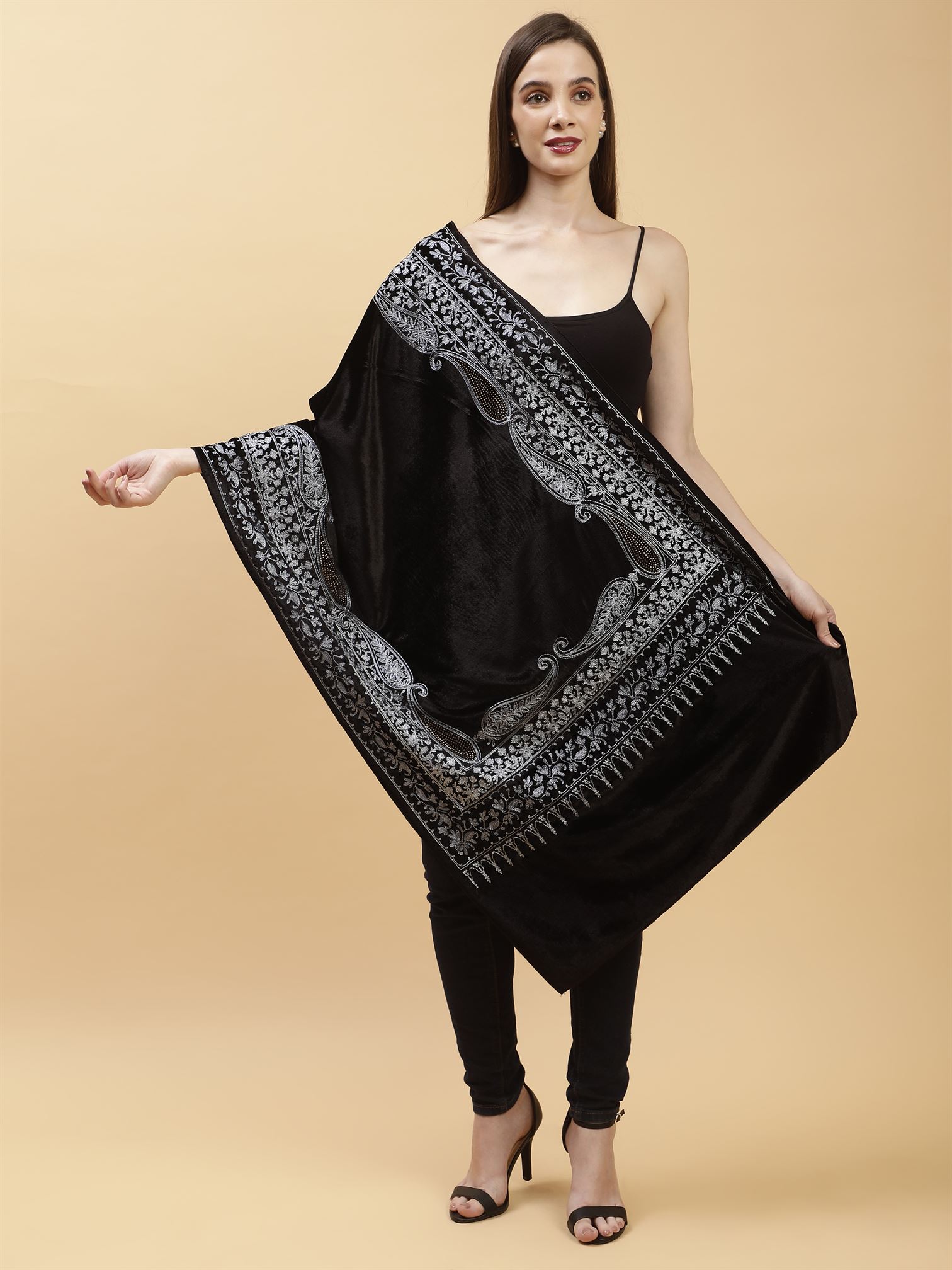 black-embroidered-velvet-shawl-mchsvd1641-moda-chales-4