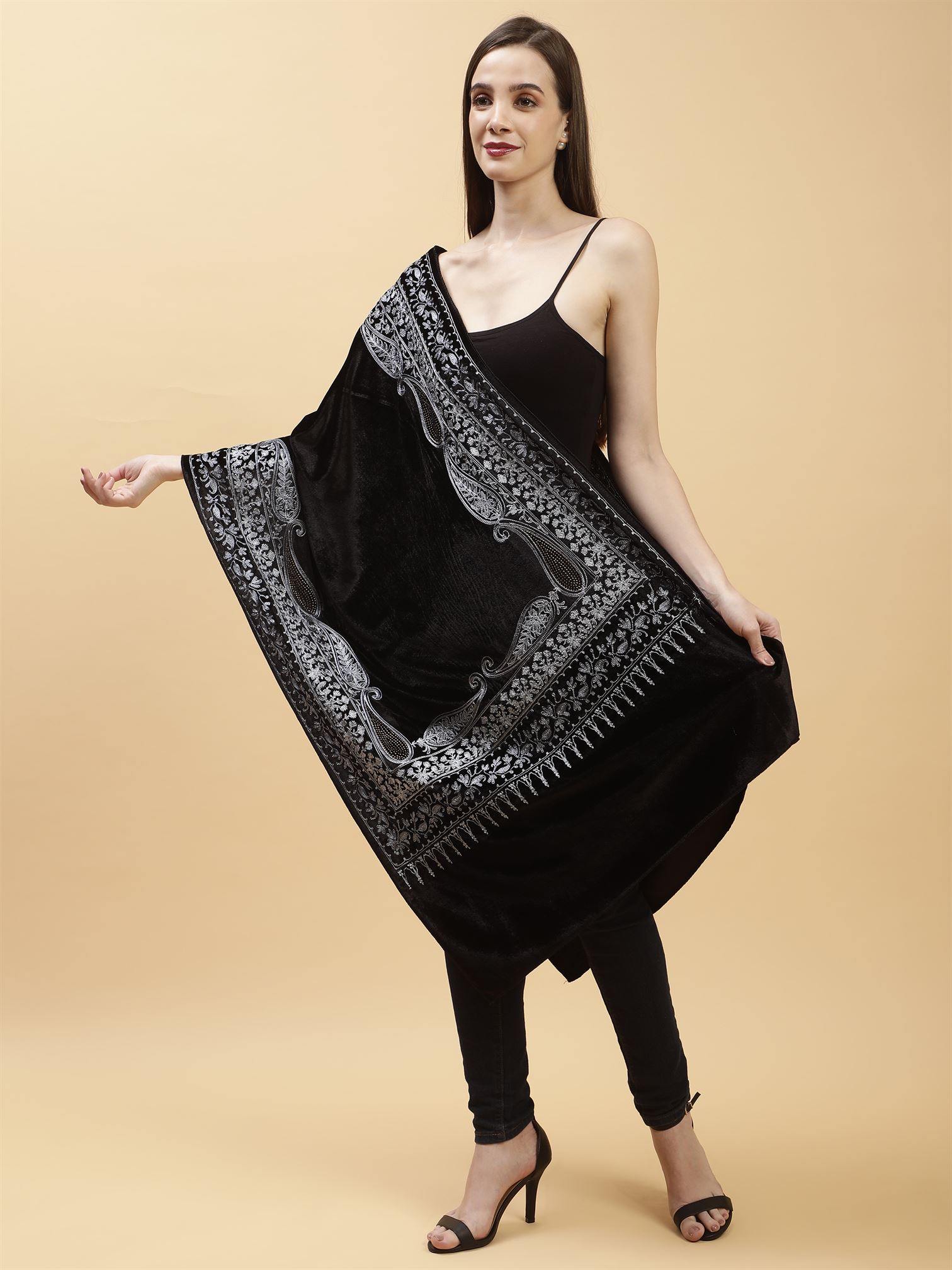 black-embroidered-velvet-shawl-mchsvd1641-moda-chales-5