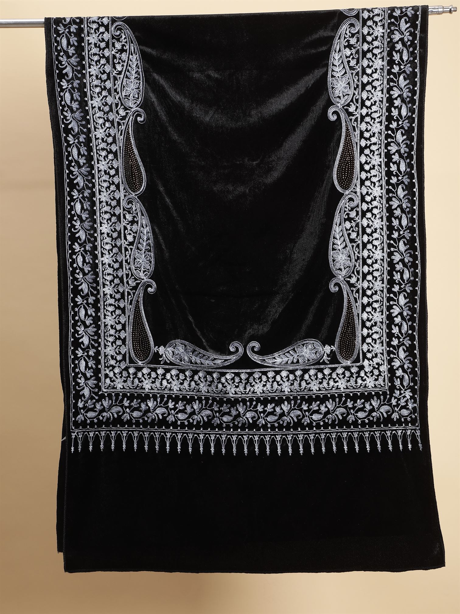 black-embroidered-velvet-shawl-mchsvd1641-moda-chales-6