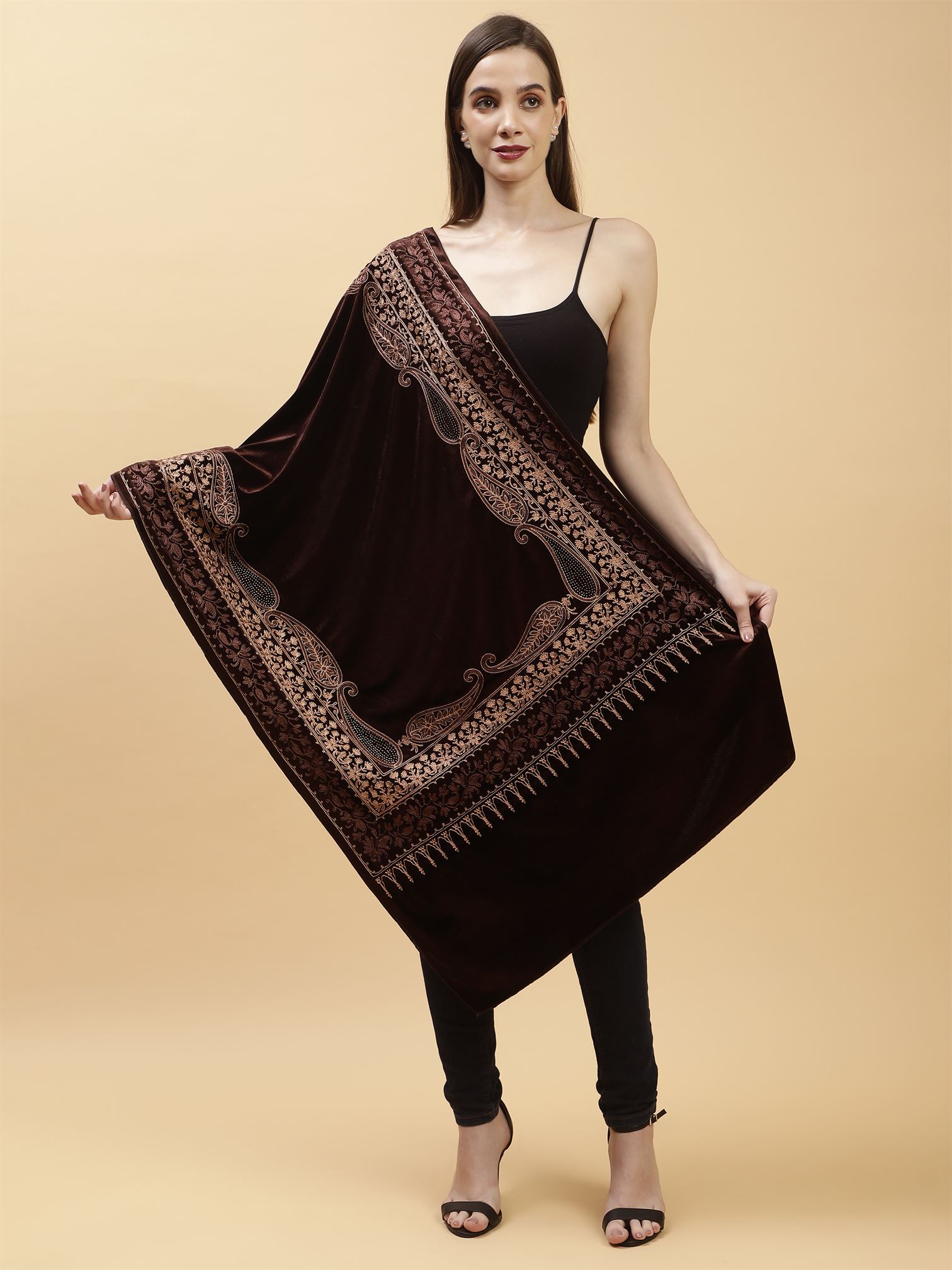 brown-embroidered-velvet-shawl-mchsvd1642-moda-chales-1