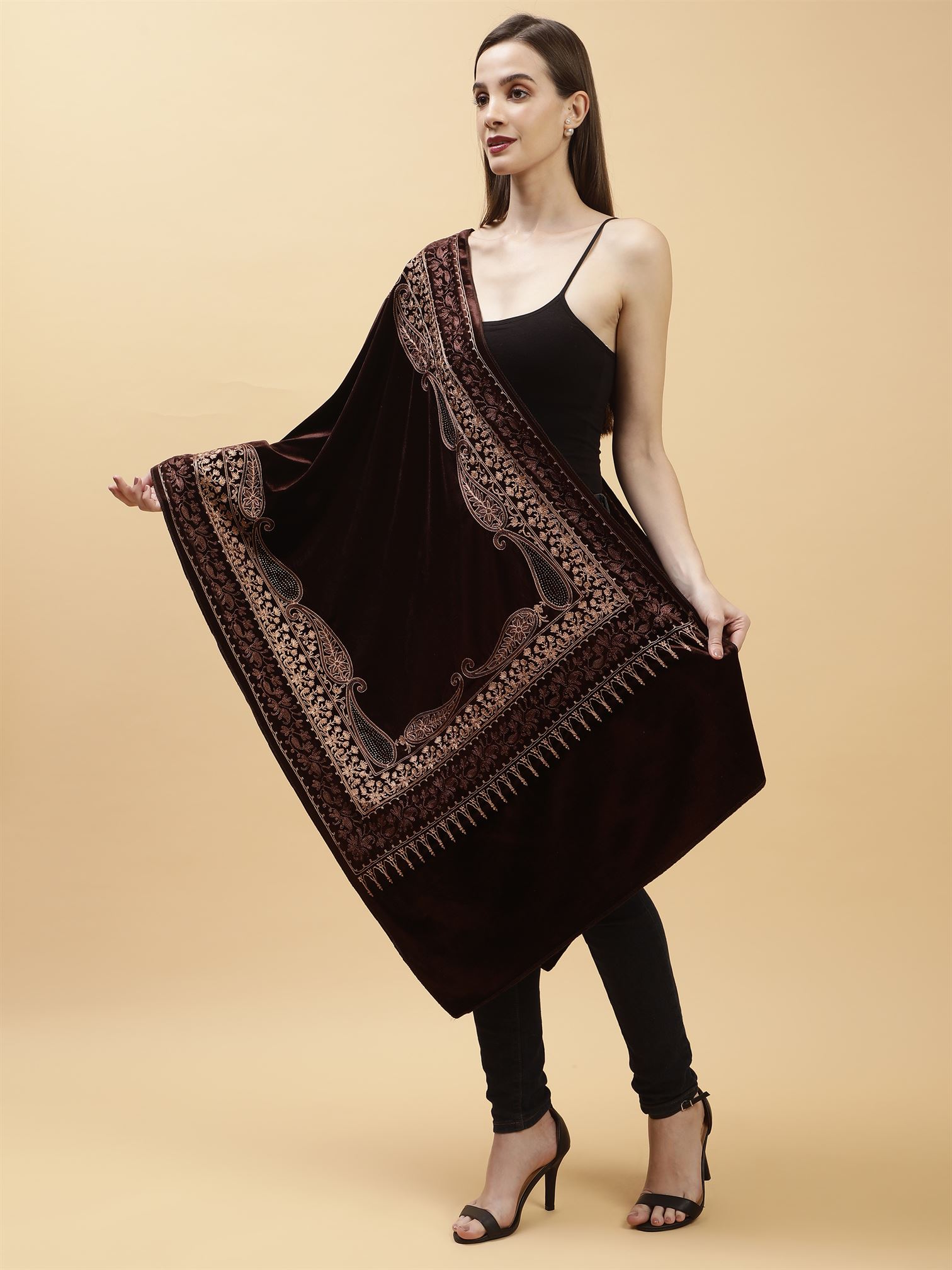 brown-embroidered-velvet-shawl-mchsvd1642-moda-chales-2