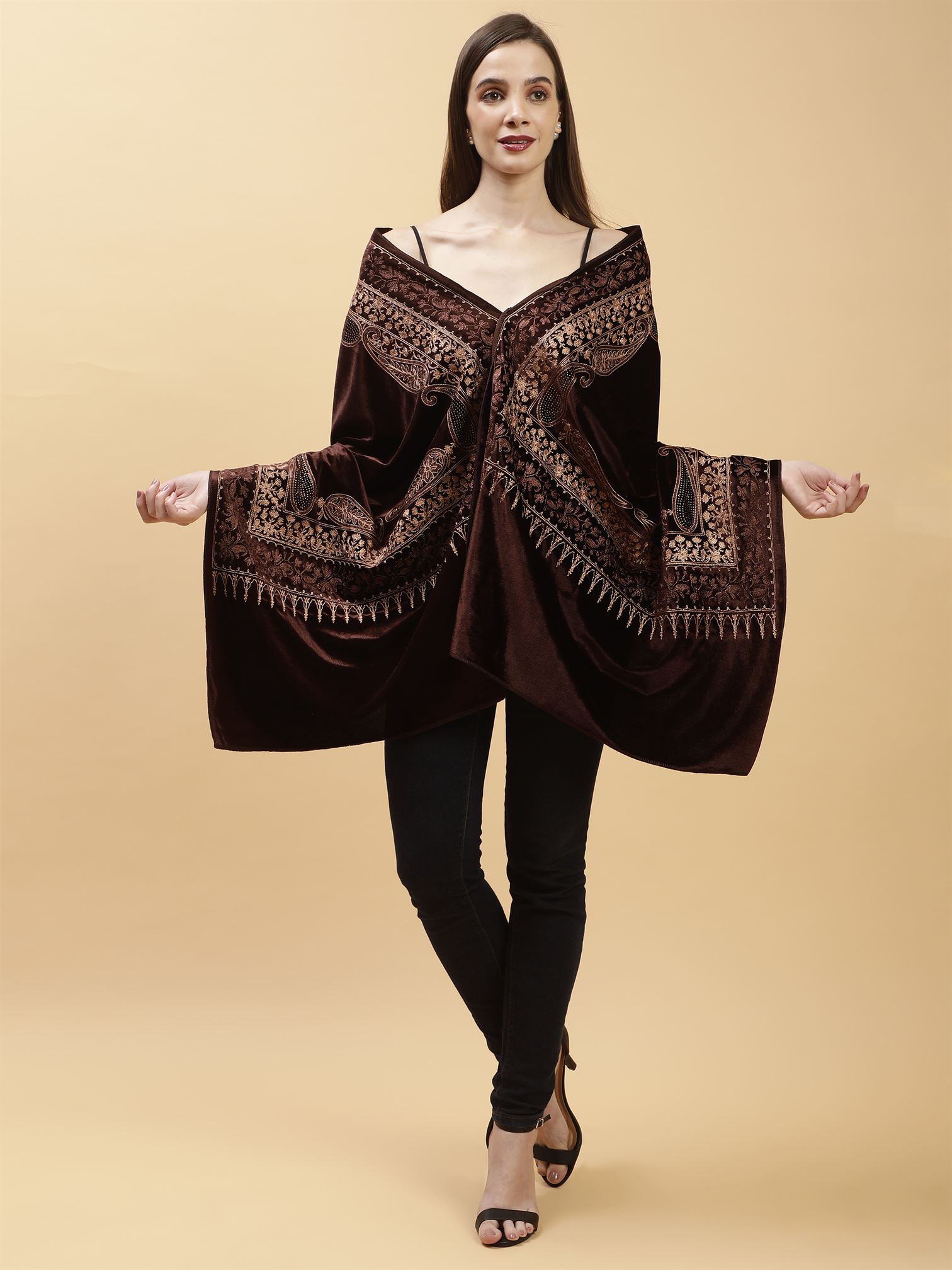 brown-embroidered-velvet-shawl-mchsvd1642-moda-chales-3