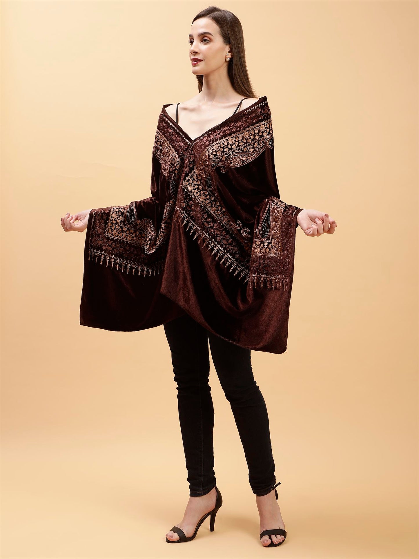 brown-embroidered-velvet-shawl-mchsvd1642-moda-chales-4