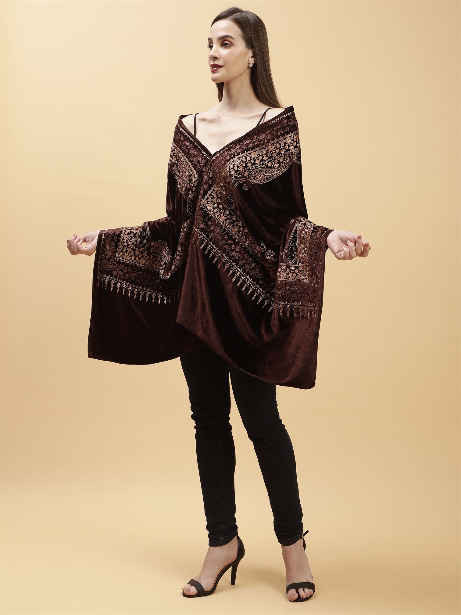 brown-embroidered-velvet-shawl-mchsvd1642-moda-chales-4