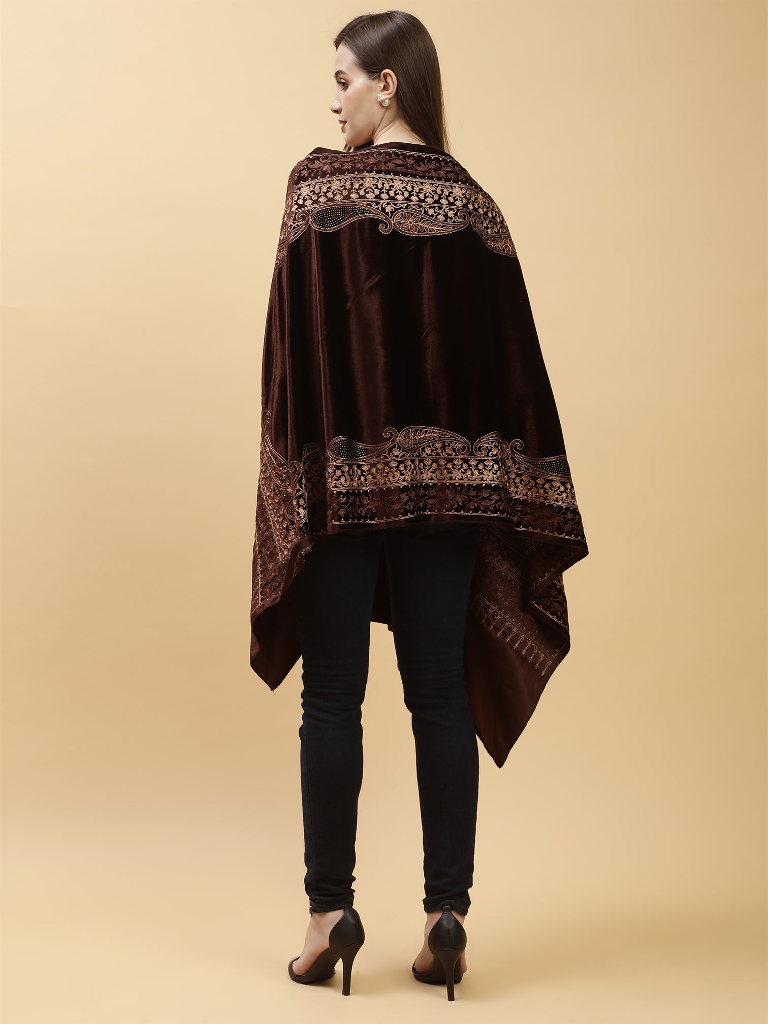 brown-embroidered-velvet-shawl-mchsvd1642-moda-chales-5