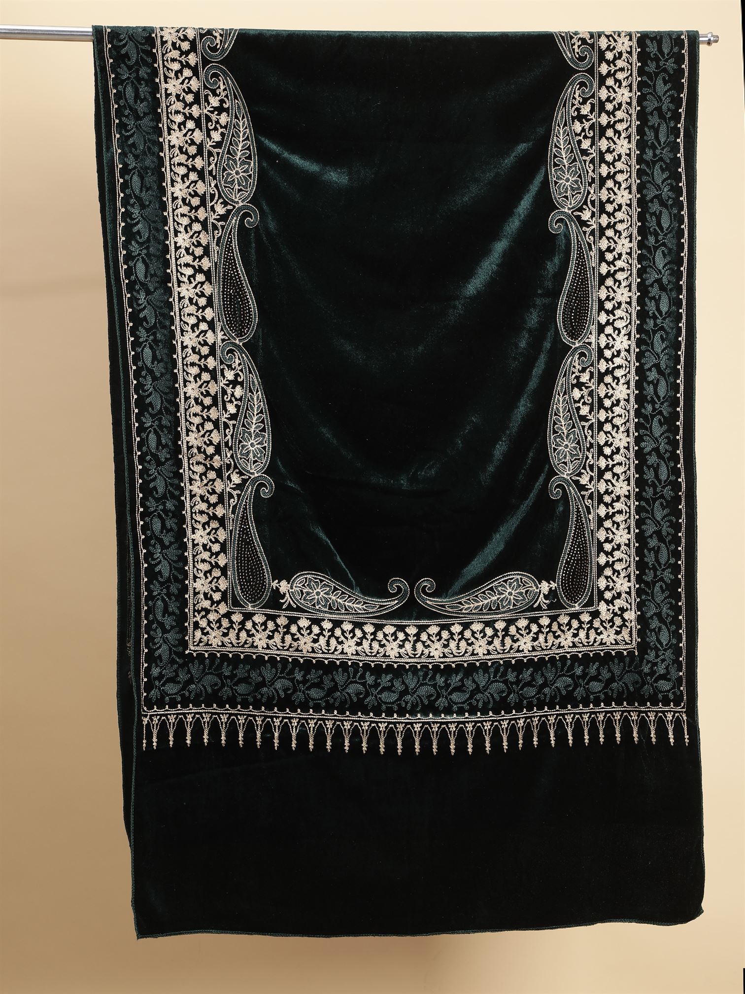 bottle-green-embroidered-velvet-shawl-mchsvd1643-moda-chales-5