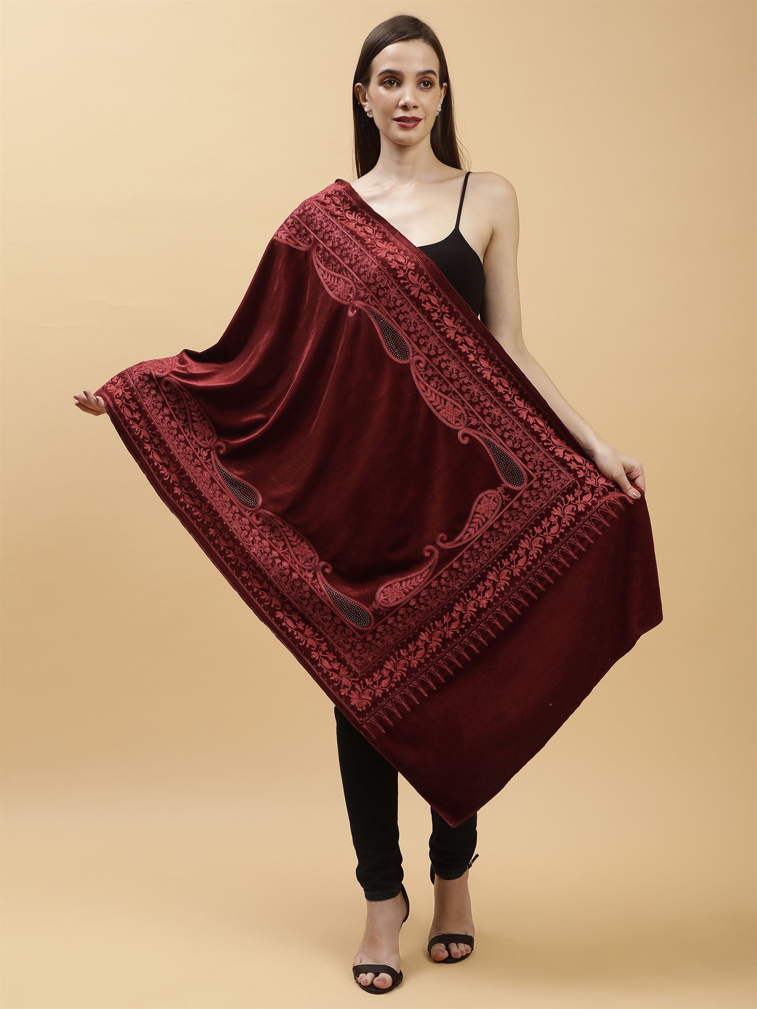 maroon-embroidered-velvet-shawl-mchsvd1645-moda-chales-1