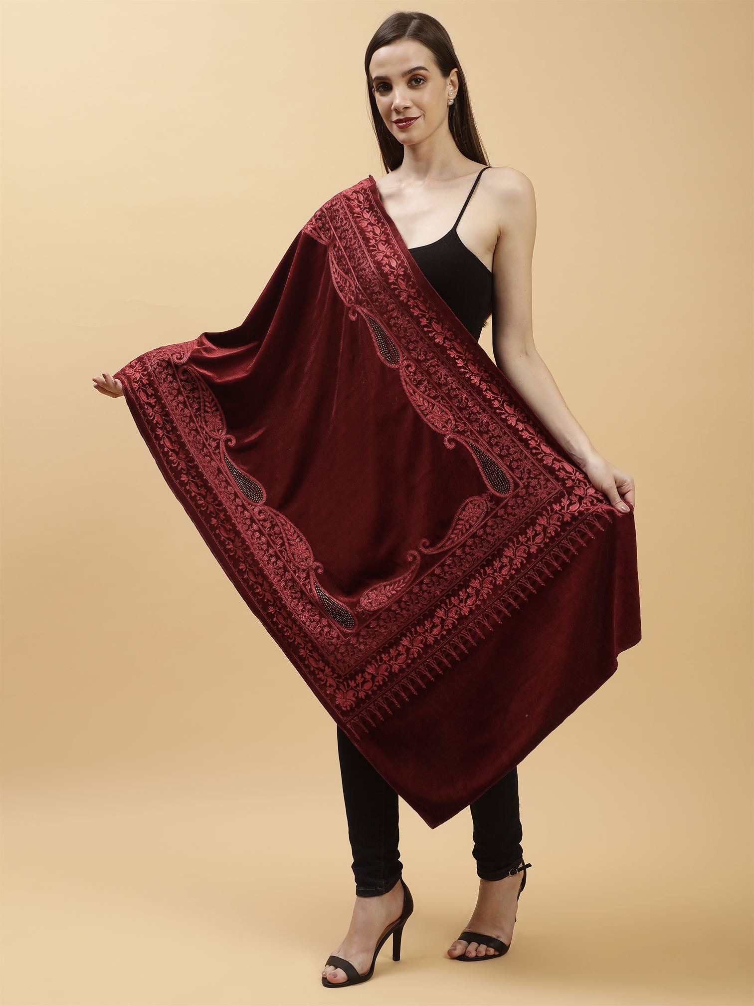 maroon-embroidered-velvet-shawl-mchsvd1645-moda-chales-2