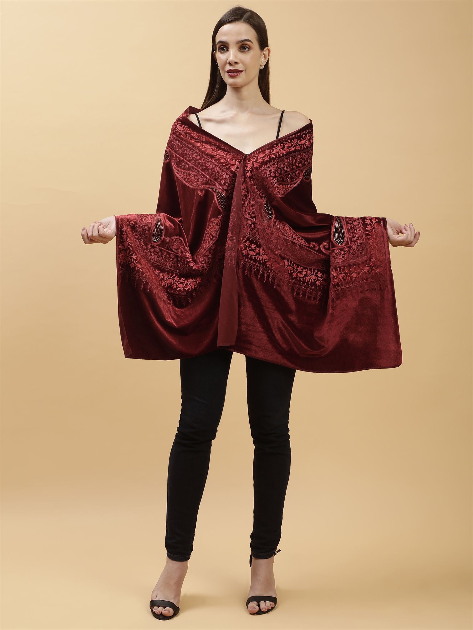 maroon-embroidered-velvet-shawl-mchsvd1645-moda-chales-3