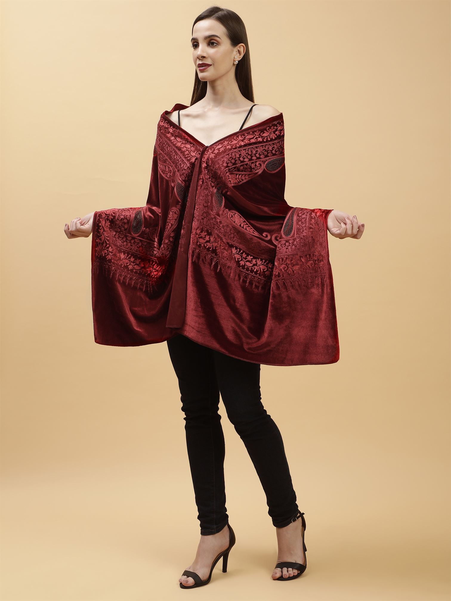 maroon-embroidered-velvet-shawl-mchsvd1645-moda-chales-4