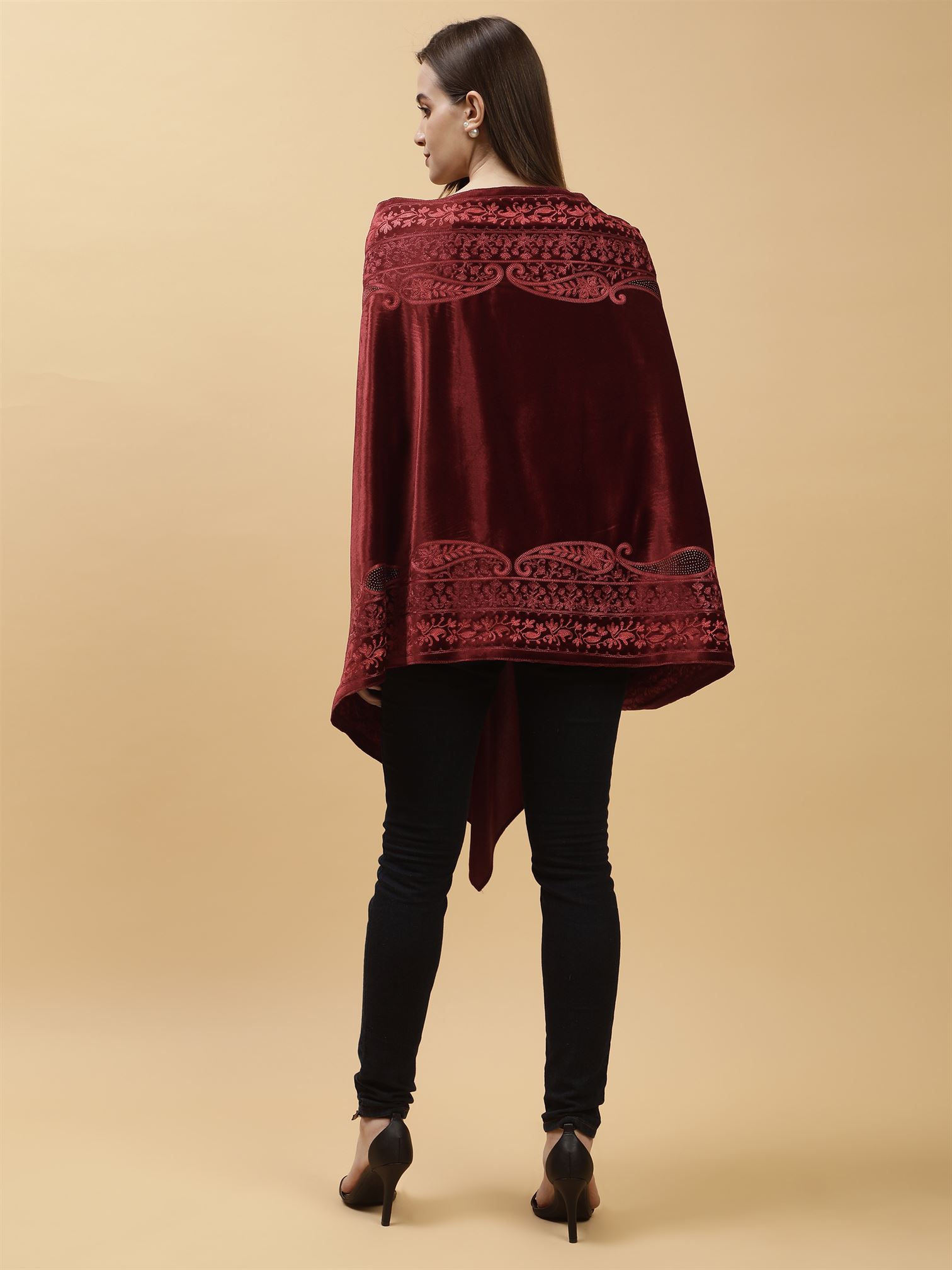 maroon-embroidered-velvet-shawl-mchsvd1645-moda-chales-5