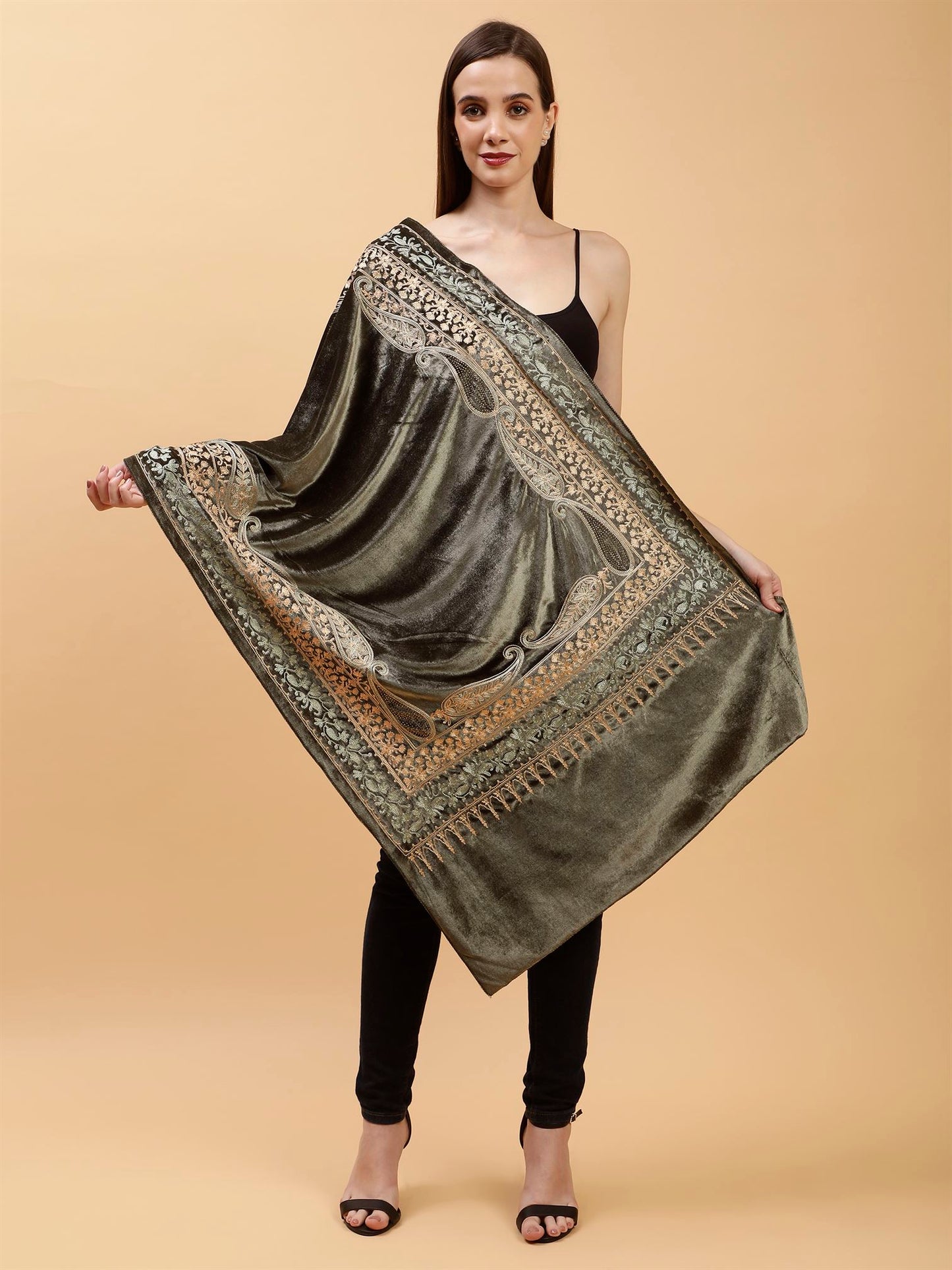 olive-green-embroidered-velvet-shawl-mchsvd1646-moda-chales-1