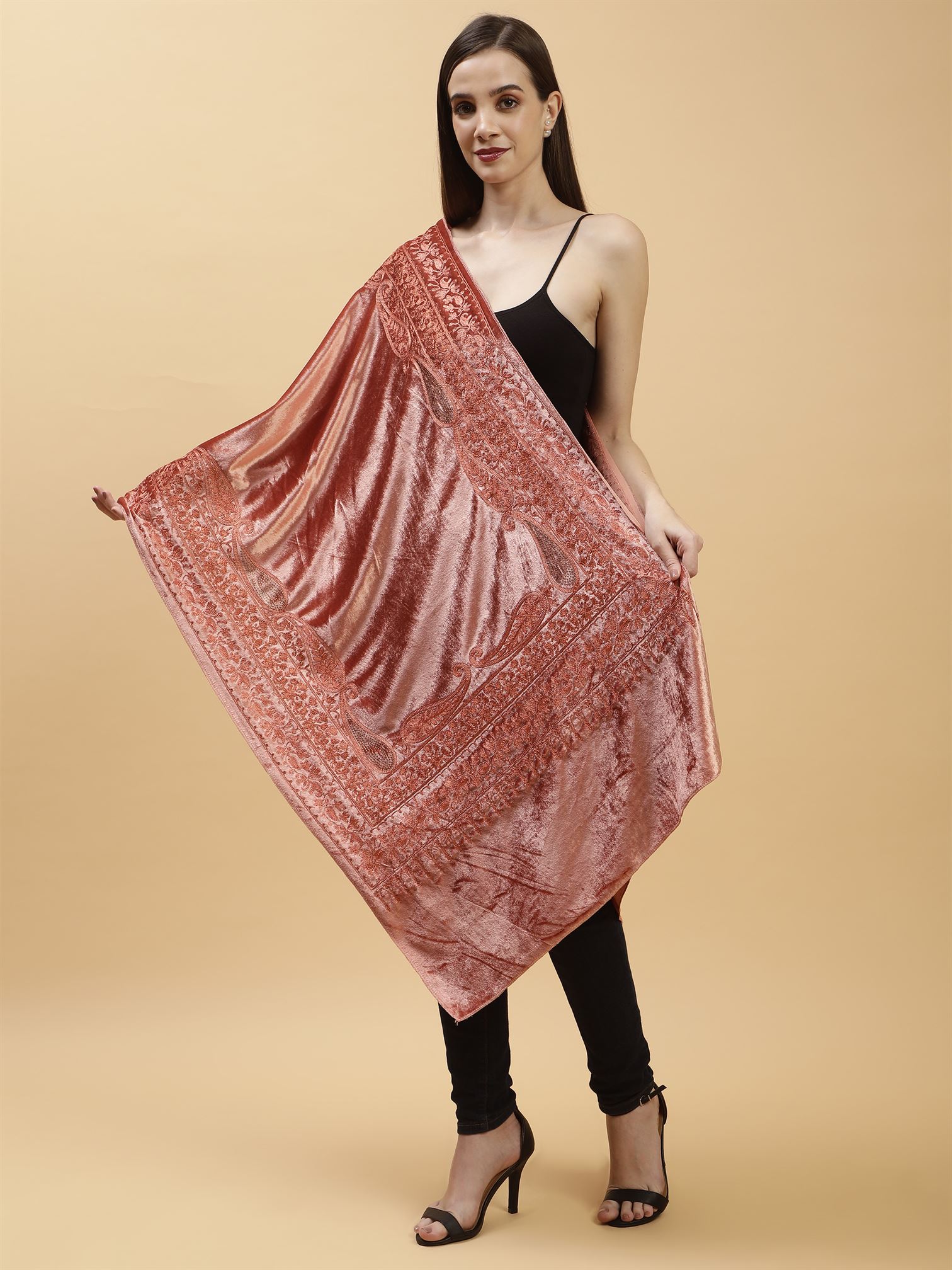peach-embroidered-velvet-shawl-mchsvd1648-moda-chales-2