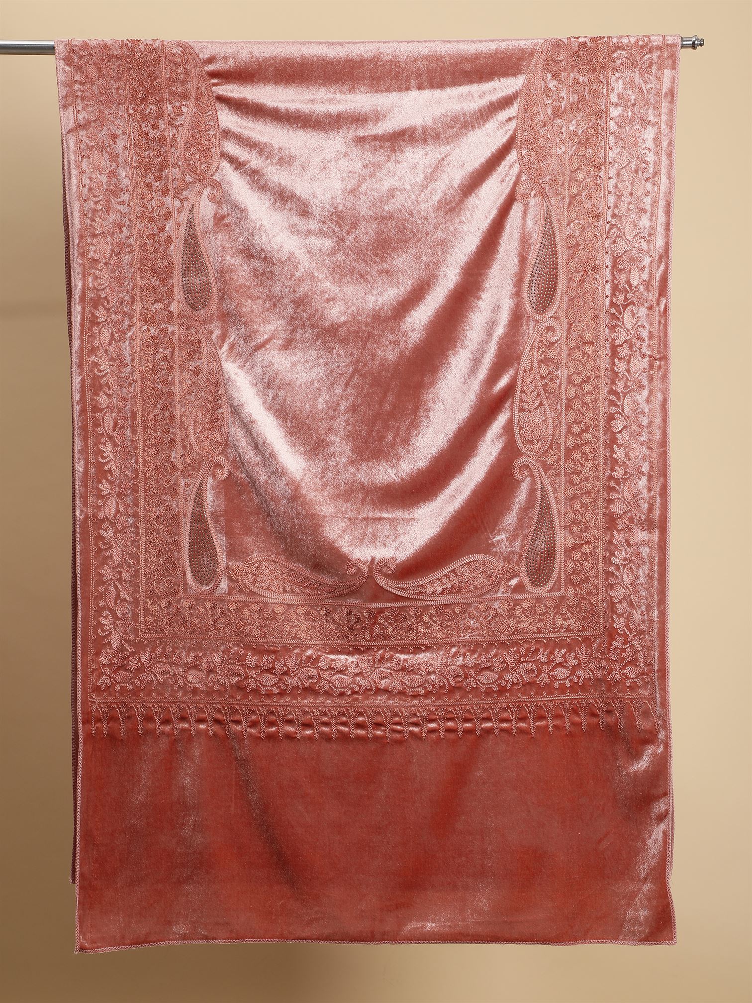 peach-embroidered-velvet-shawl-mchsvd1648-moda-chales-6