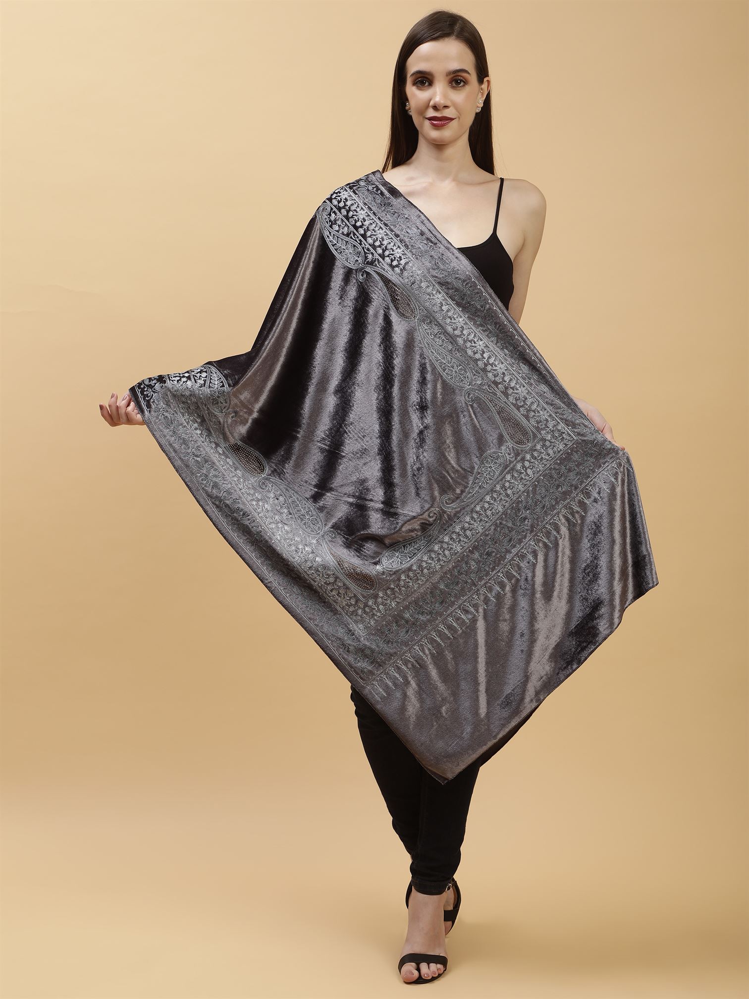 grey-embroidered-velvet-shawl-mchsvd1650-moda-chales-1