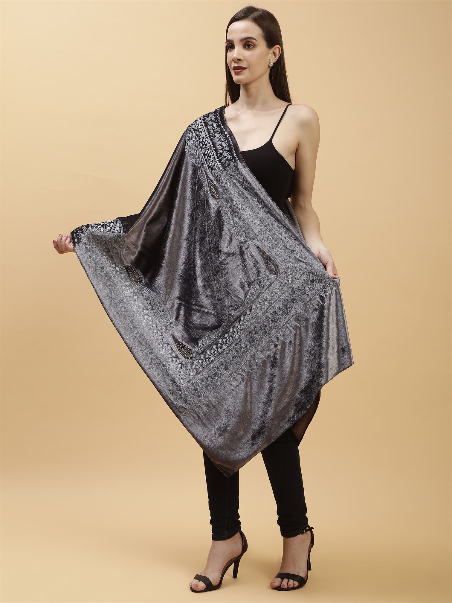 grey-embroidered-velvet-shawl-mchsvd1650-moda-chales-2