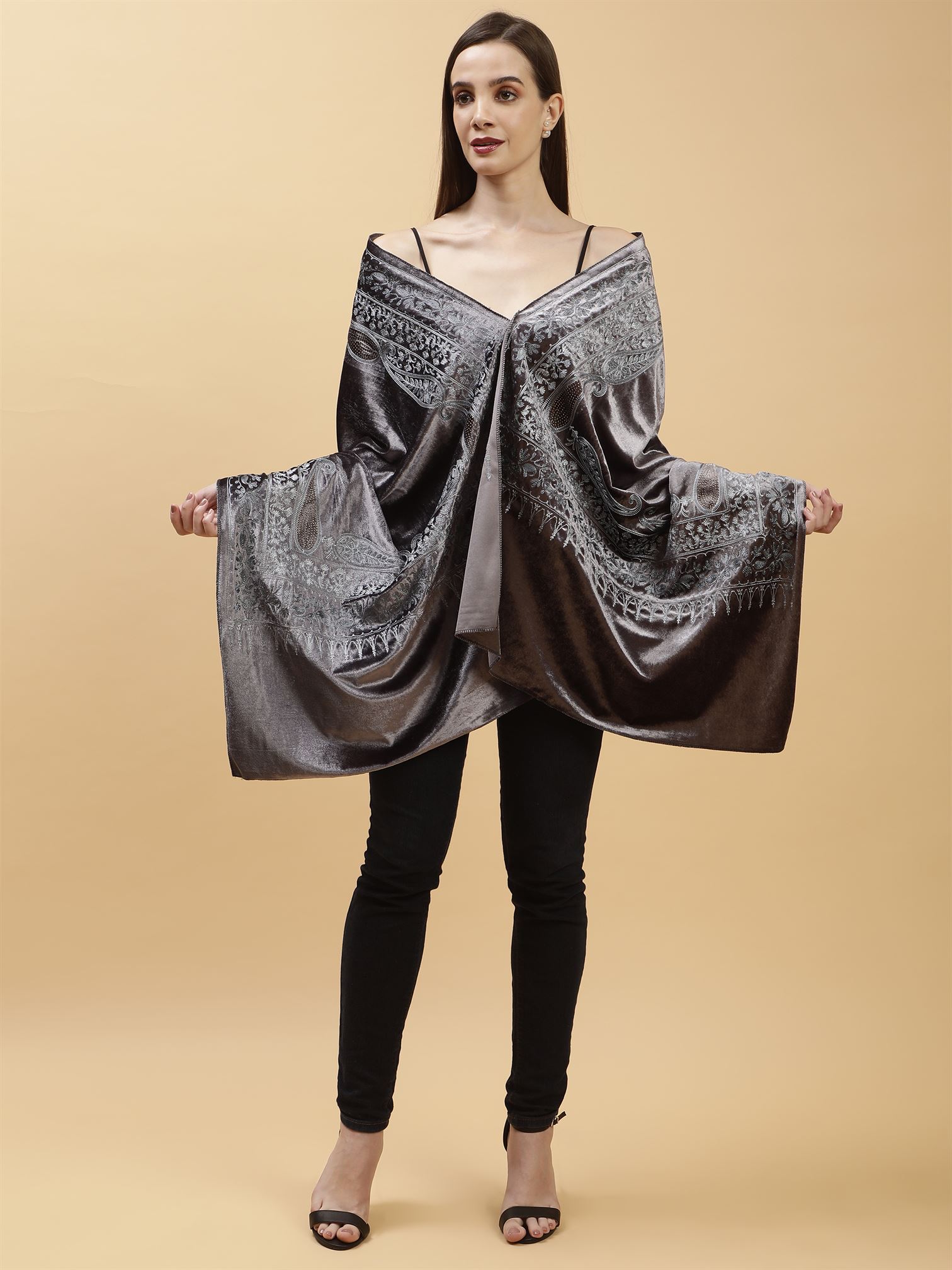 grey-embroidered-velvet-shawl-mchsvd1650-moda-chales-3