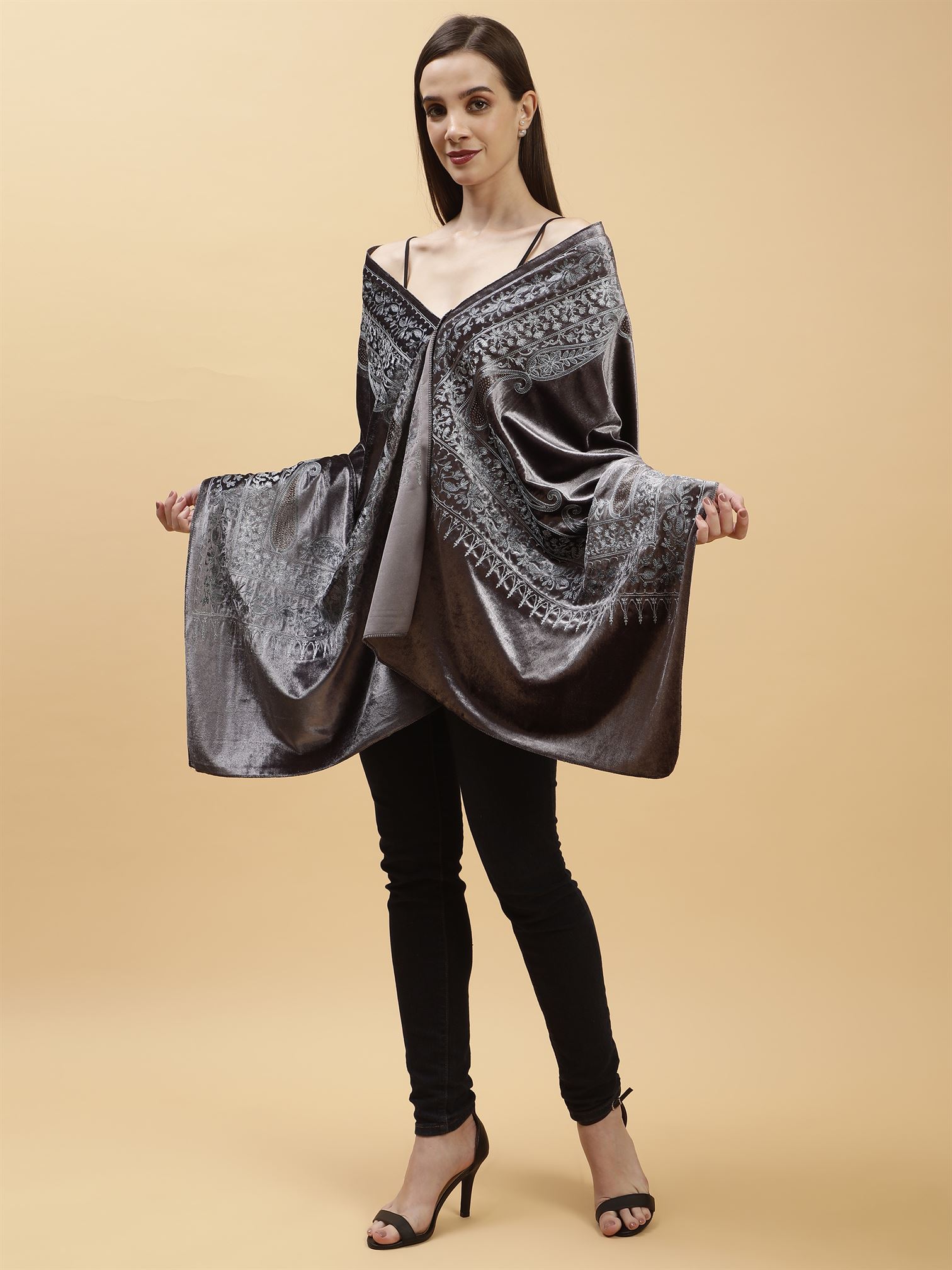 grey-embroidered-velvet-shawl-mchsvd1650-moda-chales-4