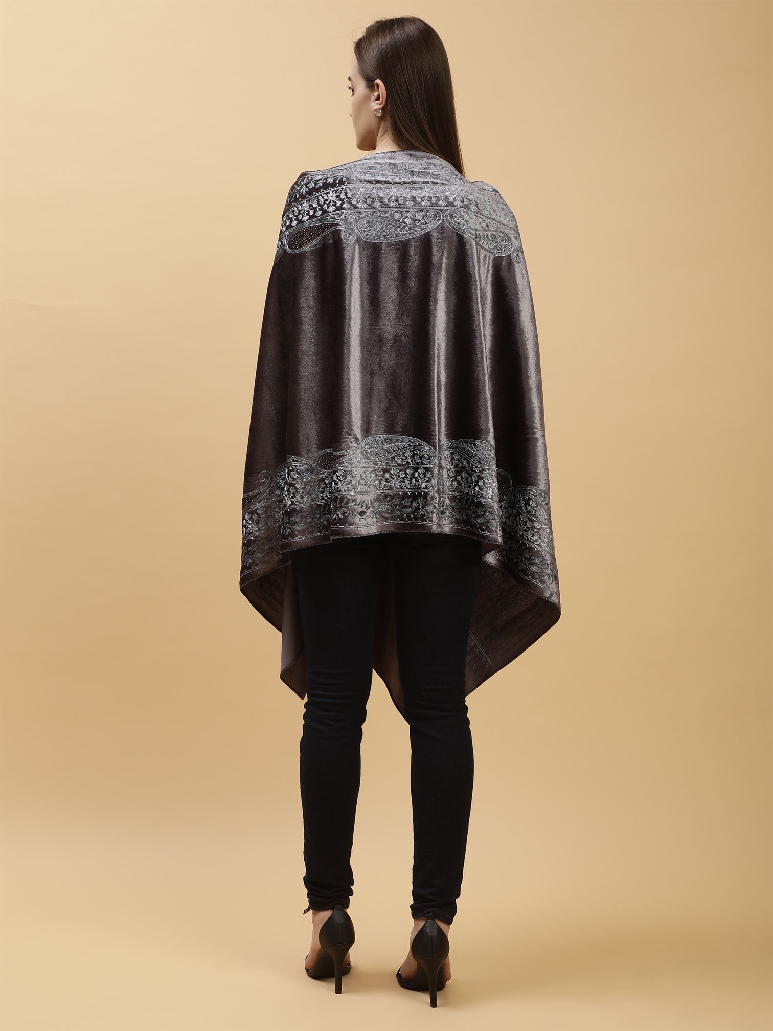 grey-embroidered-velvet-shawl-mchsvd1650-moda-chales-5