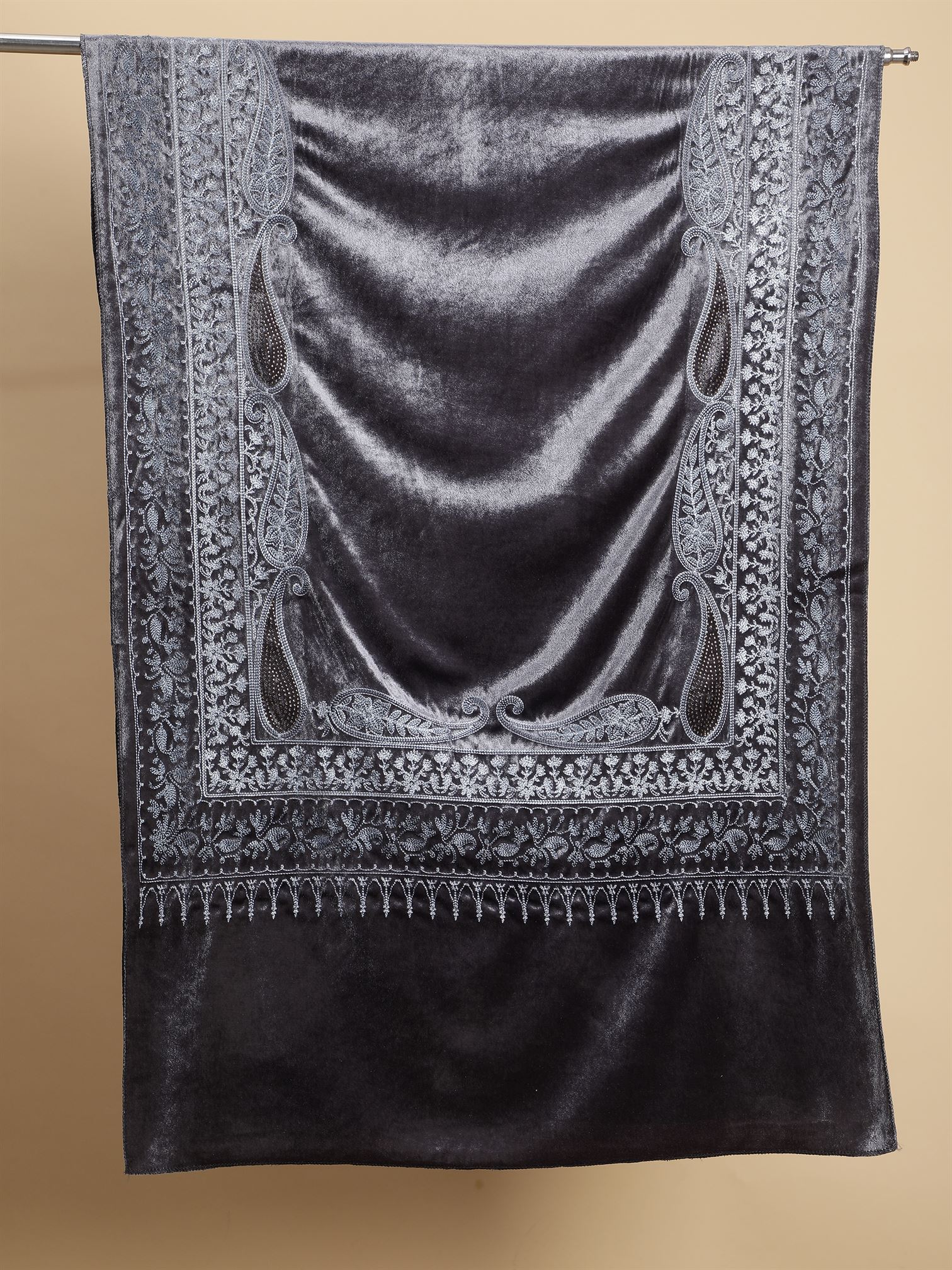 grey-embroidered-velvet-shawl-mchsvd1650-moda-chales-6